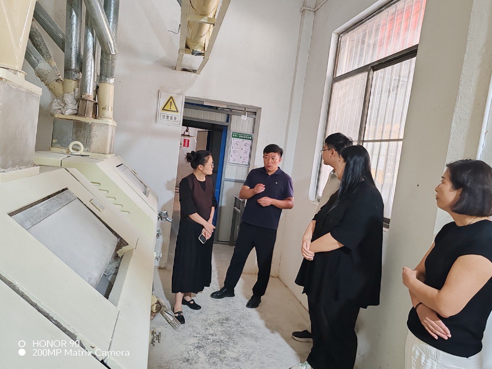 枣庄市农业农村局来我镇,对裕米坊、鑫银丰、鲁粮源三家农业加工企业申报的数字农业工厂项目开展初步审核,镇领导孙彦固陪同调研。