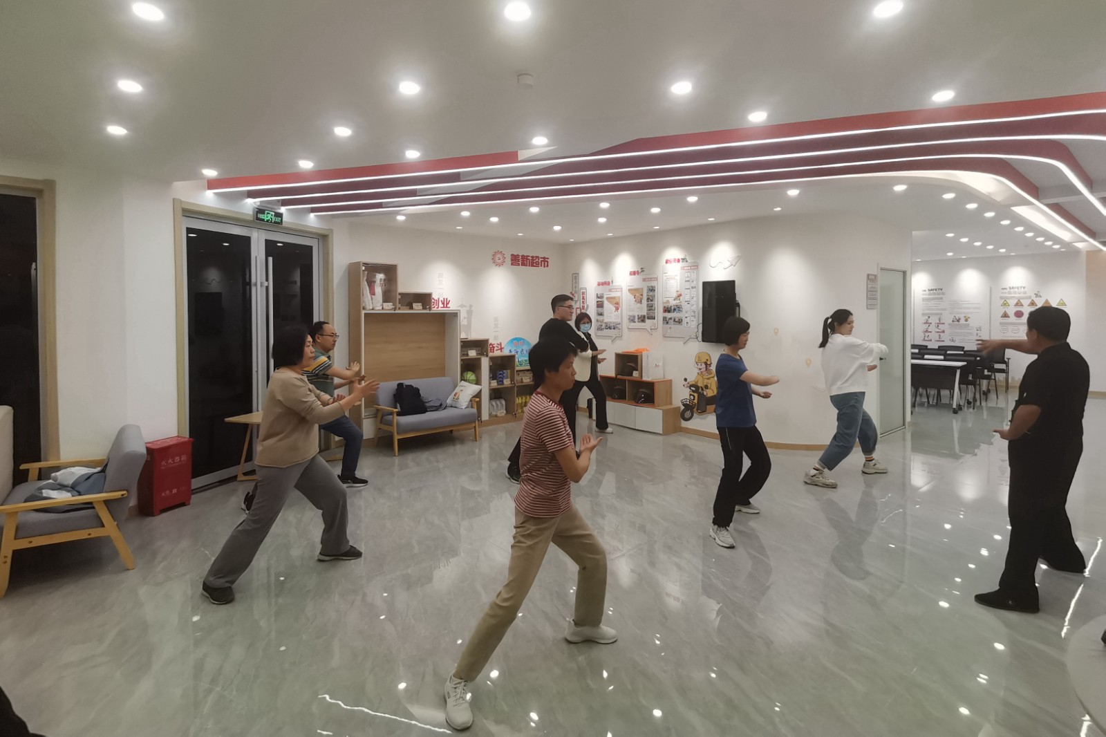 荆泉北路社区新时代文明实践站开展“万家灯火”夜校太极拳公益课活动1