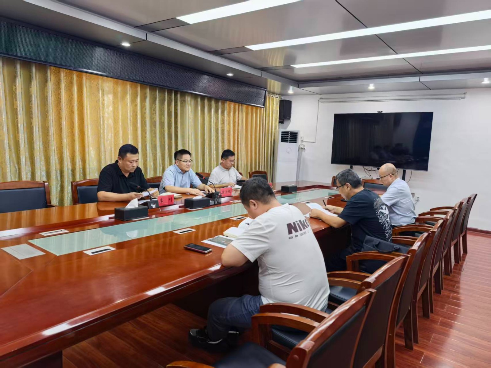 镇领导吕士曦在镇南二楼会议室主持召开相关工作会议。