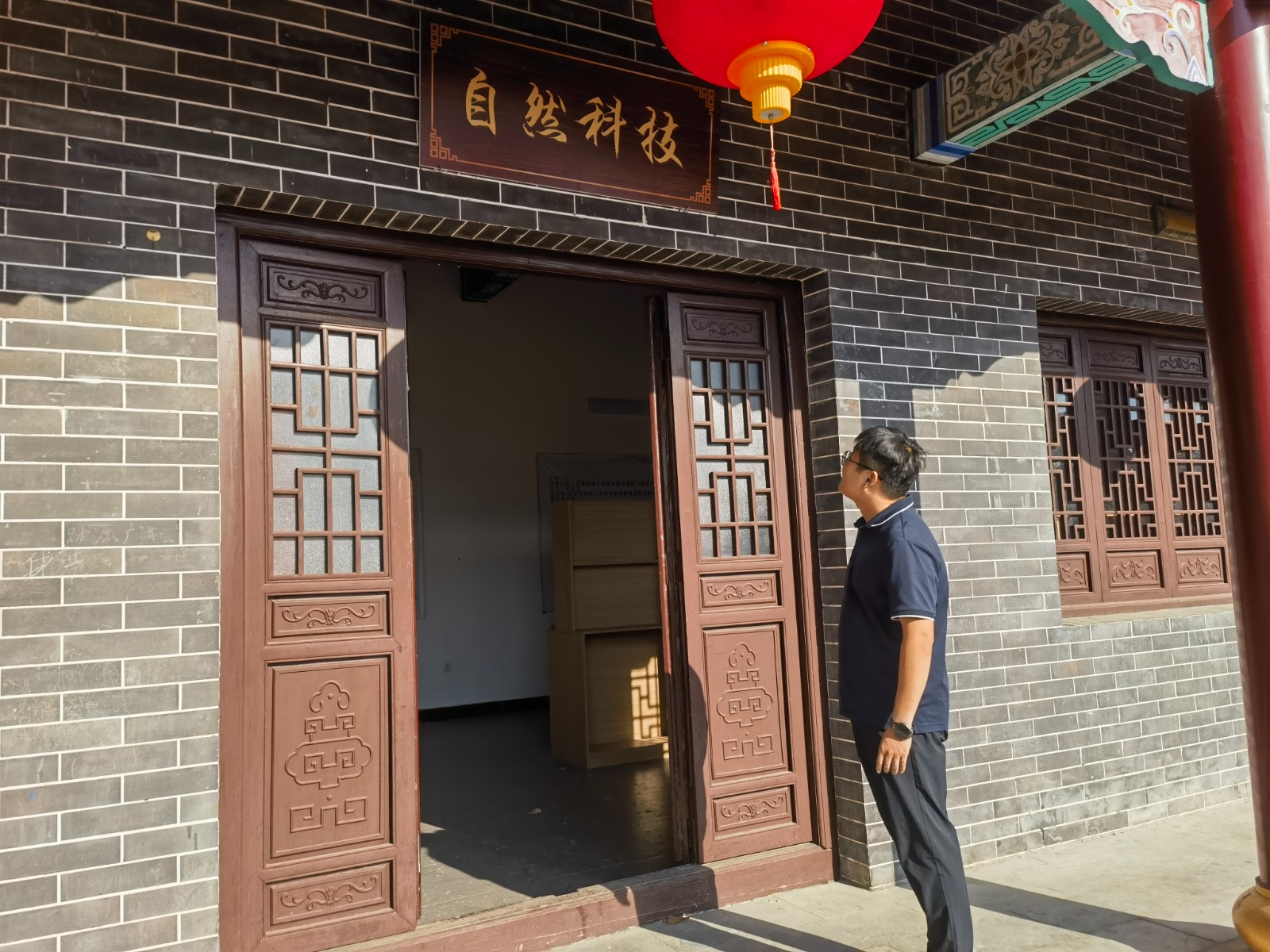 镇领导李铭镇到柴胡店古梨园调研。