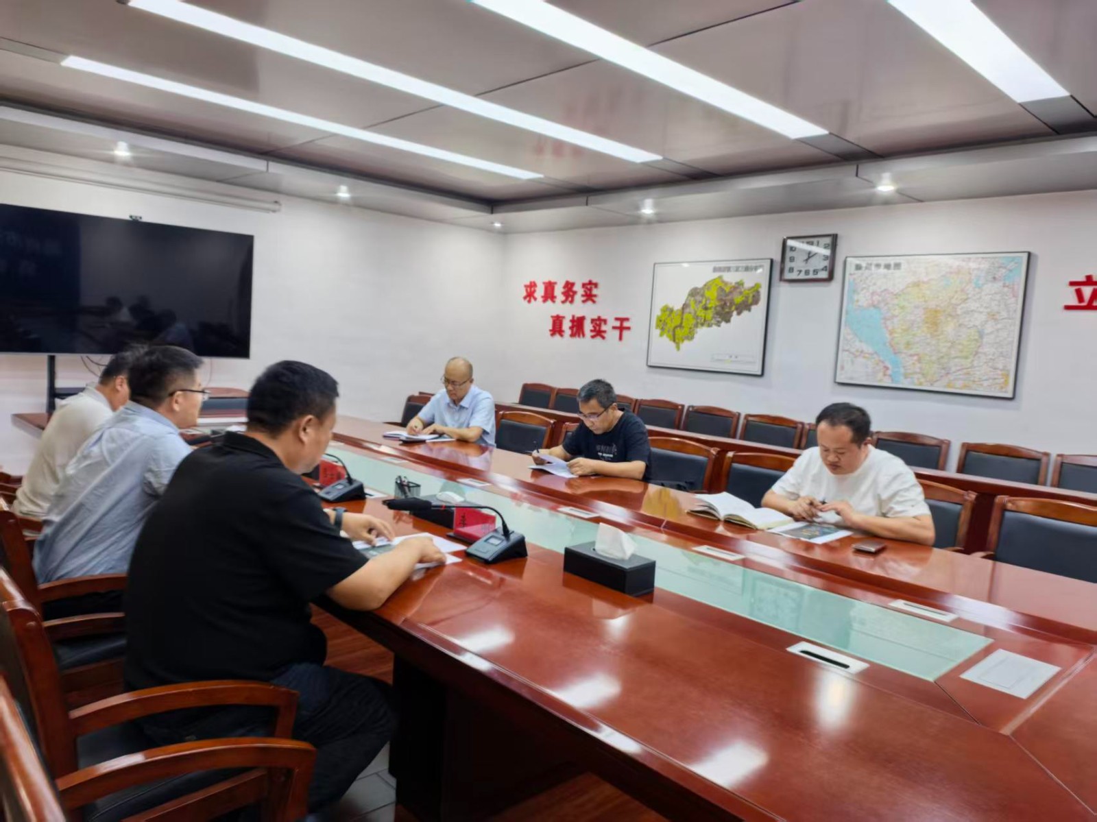 镇领导吕士曦在镇南二楼会议室主持召开相关工作会议。