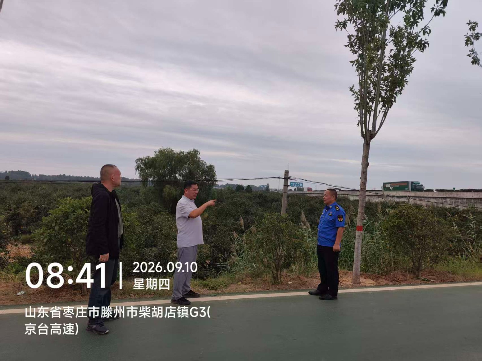 镇领导胡雷带领执法中队整治镇容镇貌,规范商户经营。