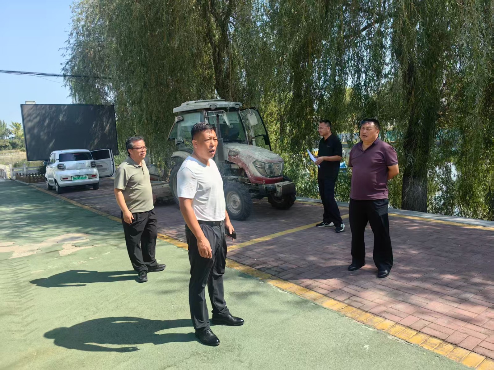 镇领导孙彦固、邓景文陪同农机局在沙庄管区审验农机械。