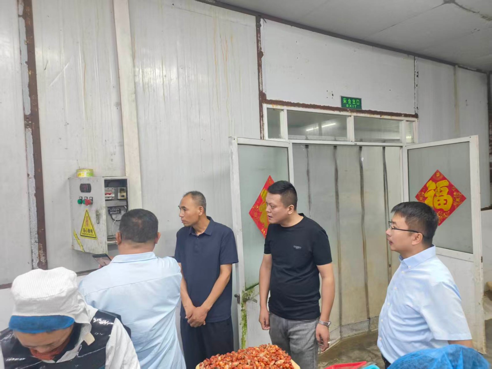 镇领导李大民带领应急消防岗聘请安全专家到我镇企业开展安全生产执法检查。
