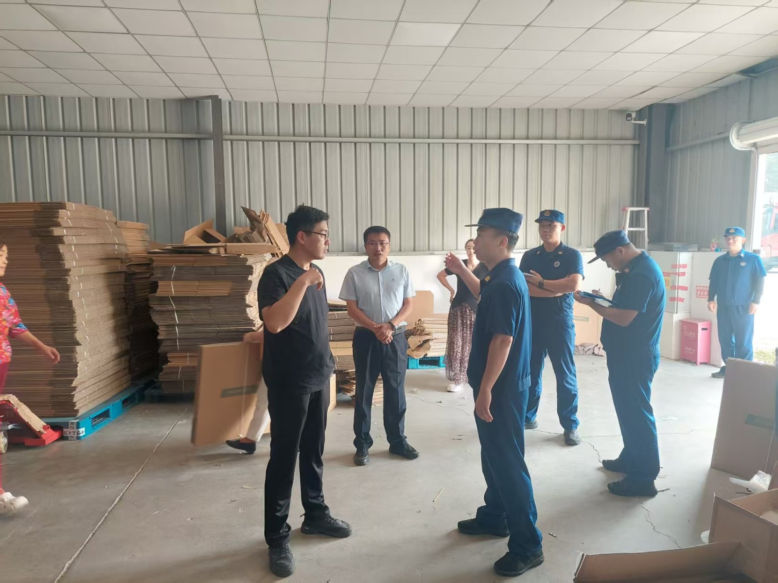市消防大队到我镇企业开展消防演练及消防培训，镇领导李大民陪同。