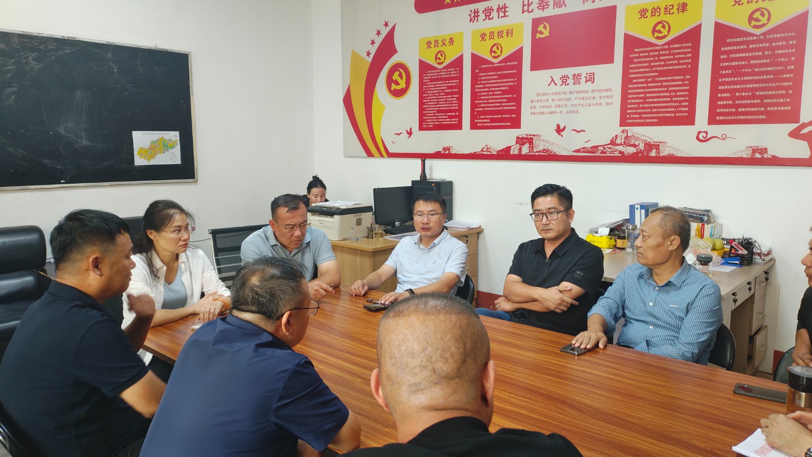 镇领导吴莹、陈海锋、李大民到刘村管区召开村干部会议，安排三秋防火、安全生产及信访稳定等重点工作。