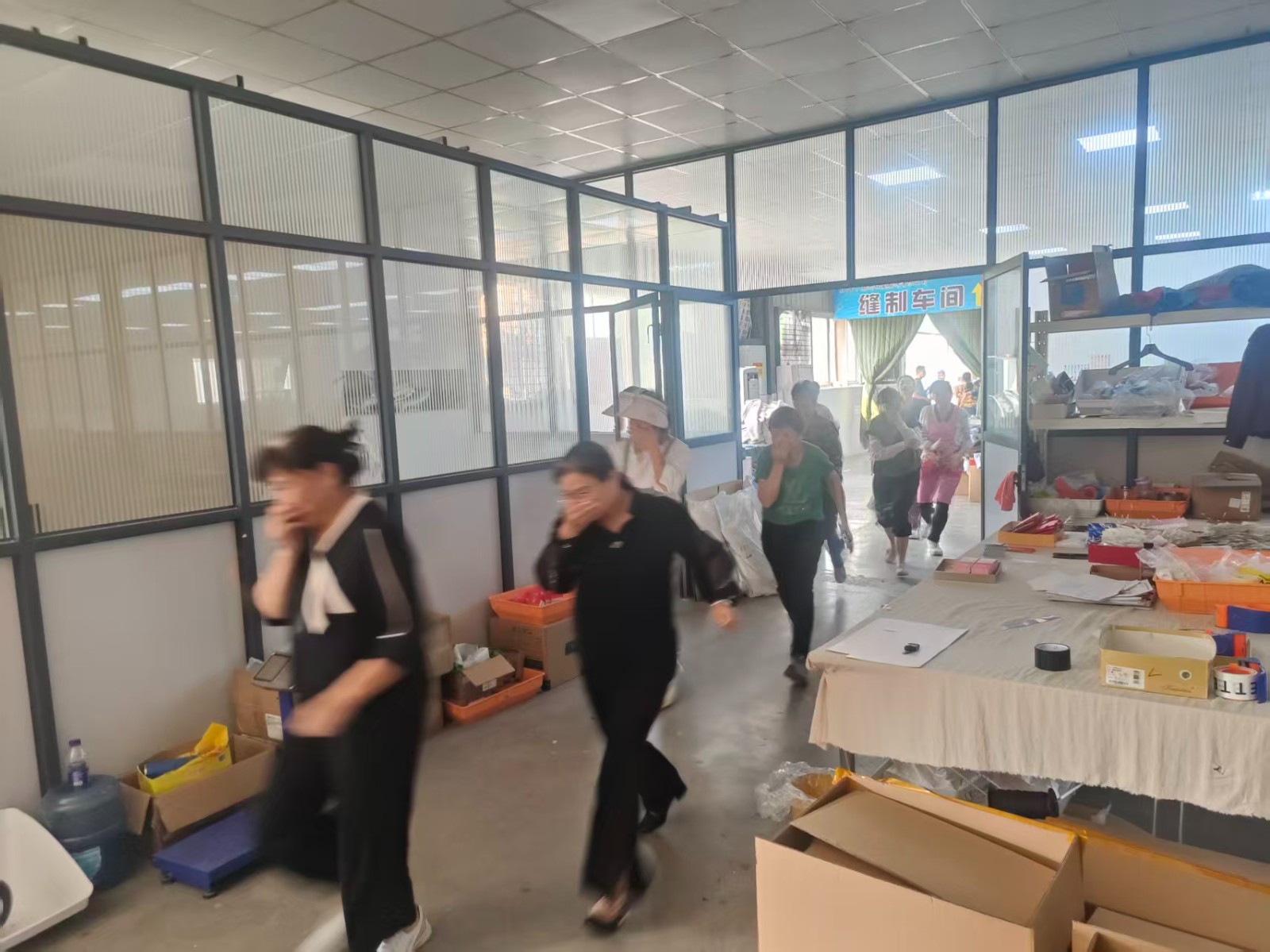 市消防大队到我镇企业开展消防演练及消防培训，镇领导李大民陪同。