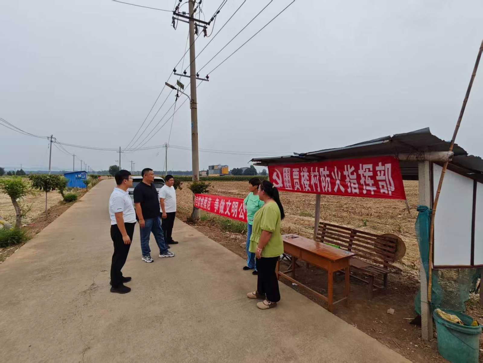 镇领导李铭镇、李刚到薛阳管区各村防火点督导值班值守、物资配备情况。