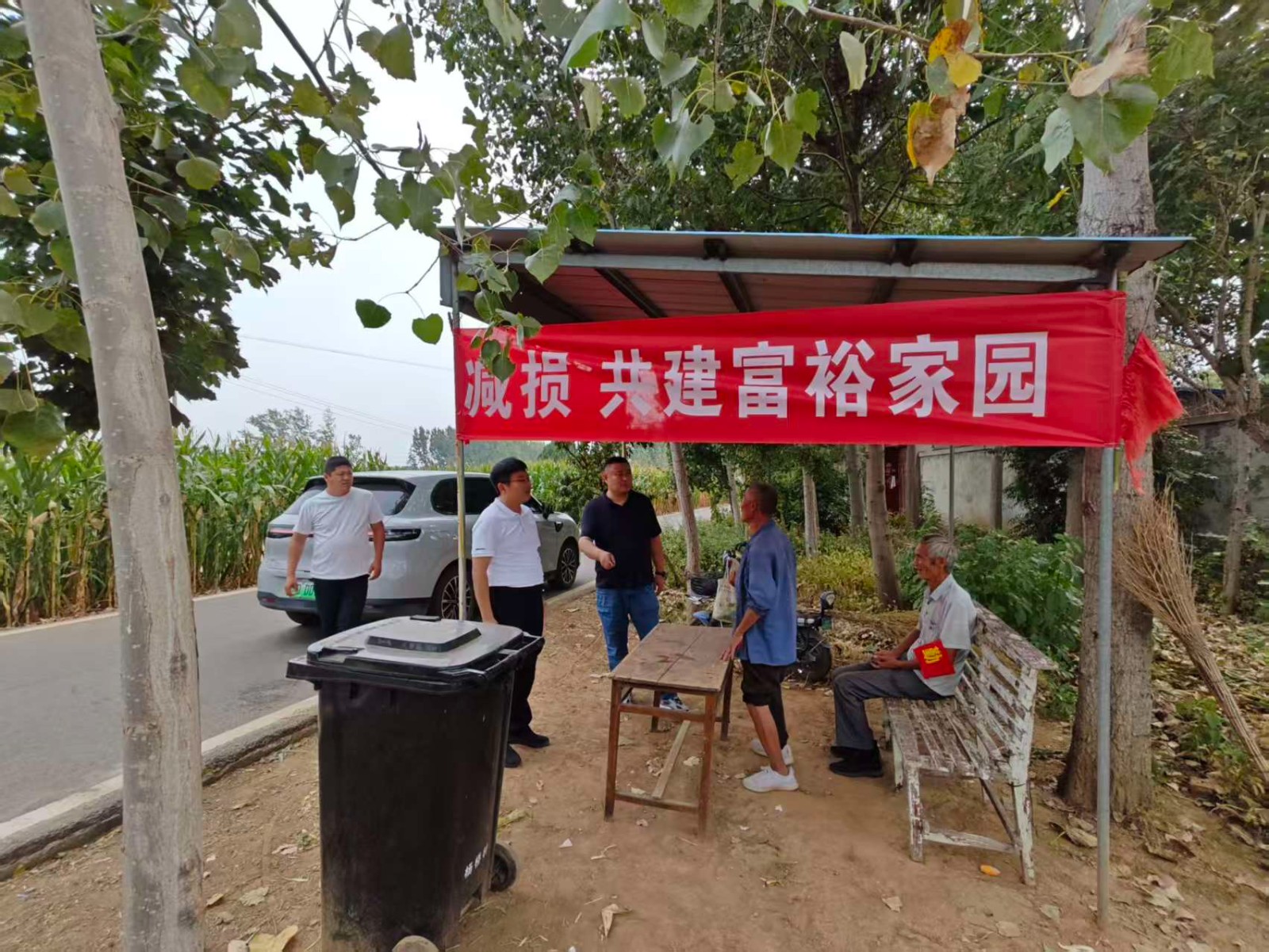 镇领导李铭镇、李刚到薛阳管区各村防火点督导值班值守、物资配备情况。