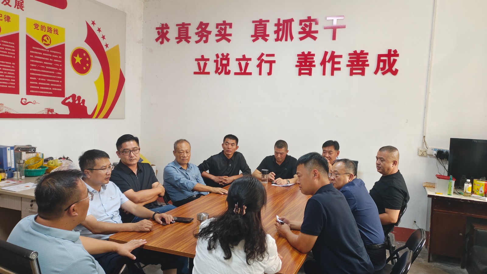 镇领导吴莹、陈海锋、李大民到刘村管区召开村干部会议，安排三秋防火、安全生产及信访稳定等重点工作。