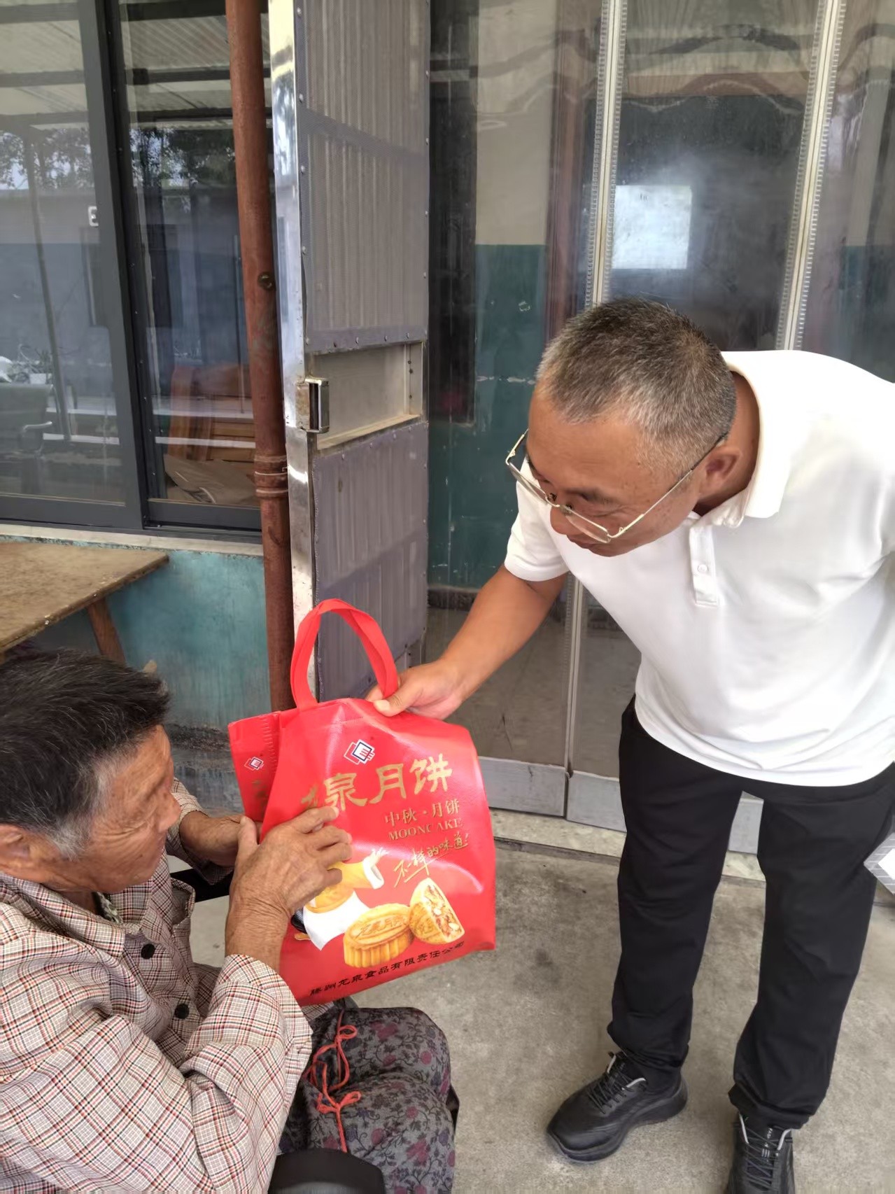 民政事务岗中秋佳节走访困难群众。