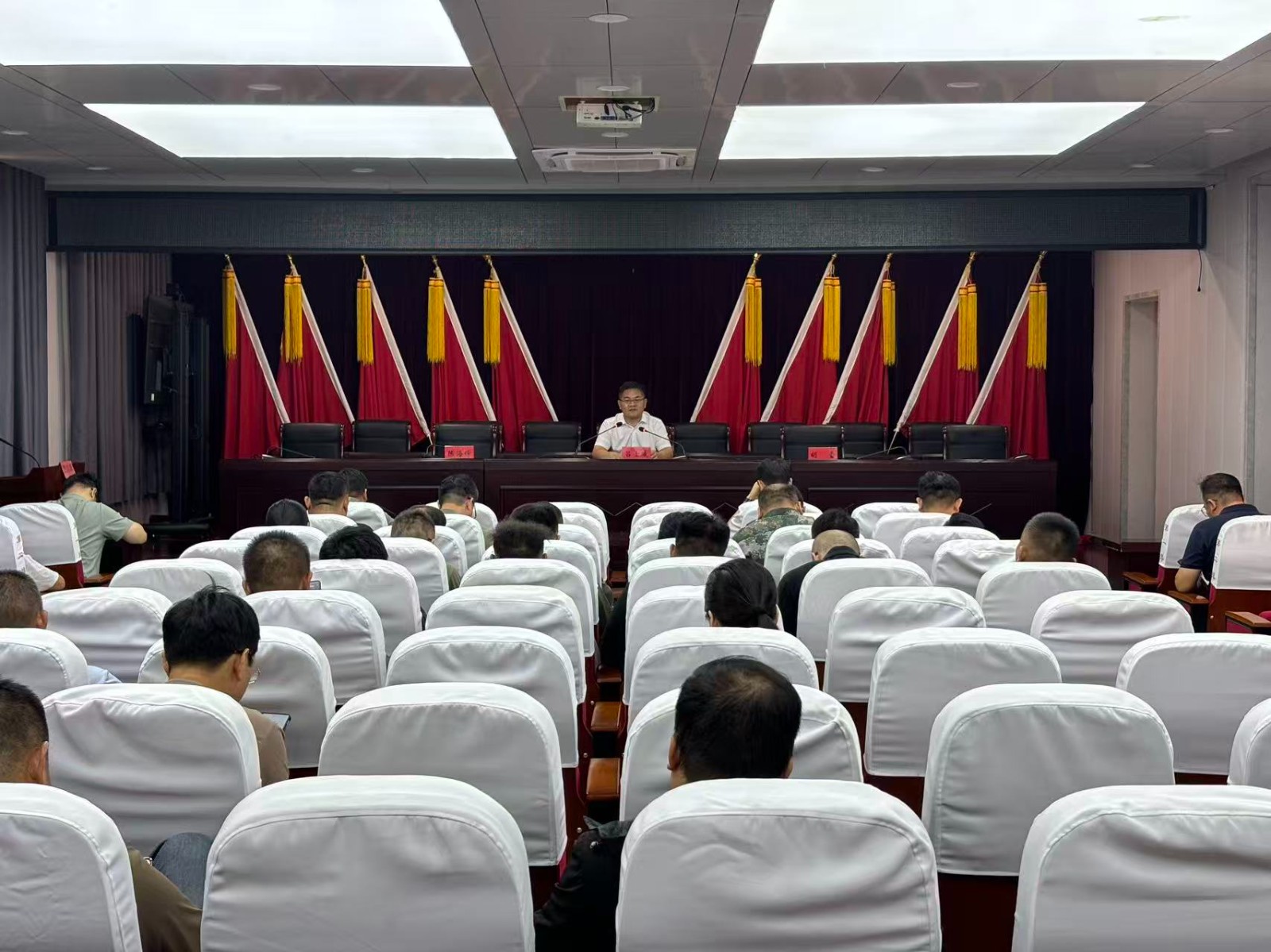 在镇南二楼会议室召开点名例会