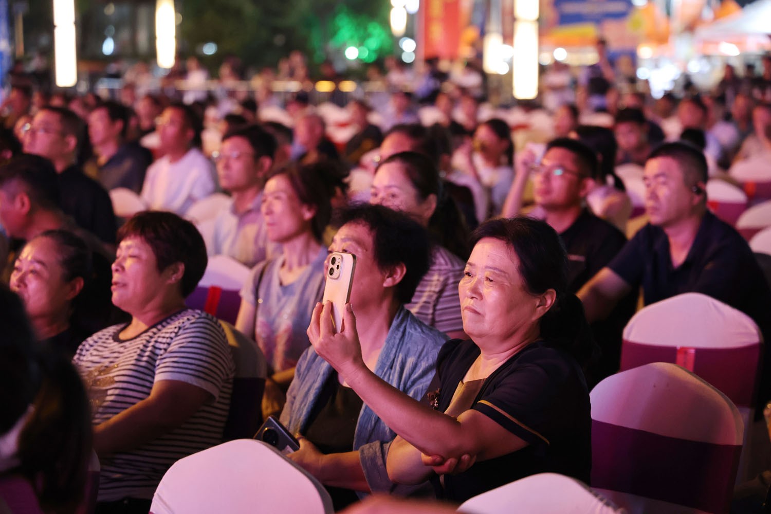 市民拍摄现场精彩瞬间。