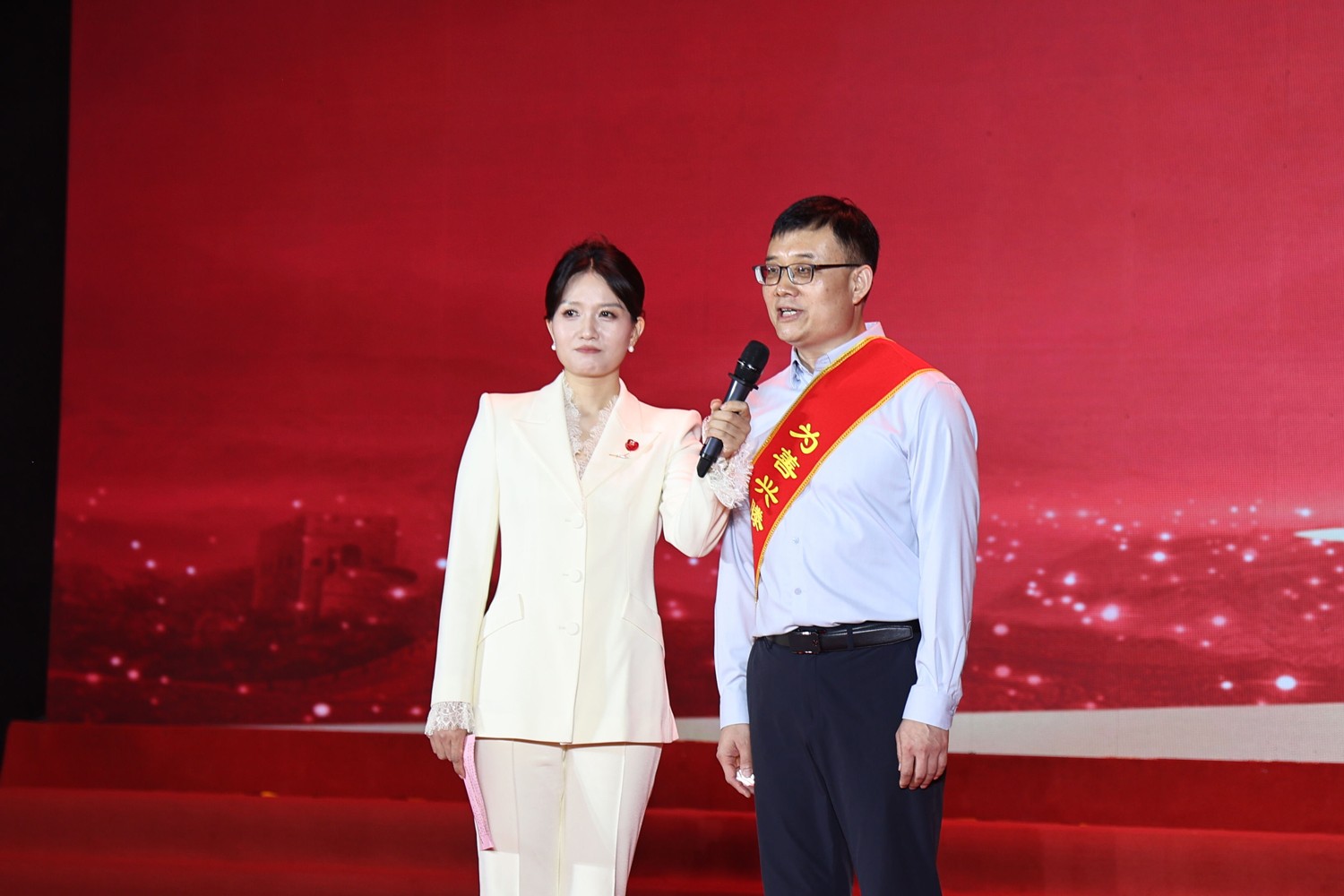 主持人现场采访“感动善城人物”。