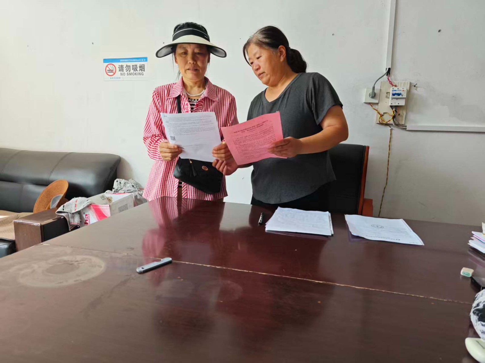 镇妇联为全镇低收入适龄妇女发放两癌赠险保单。