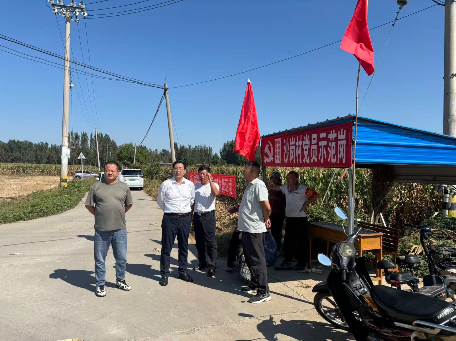 党委书记孔维刚带队督导调研“三秋”生产工作,镇领导孙彦固、李大民陪同。