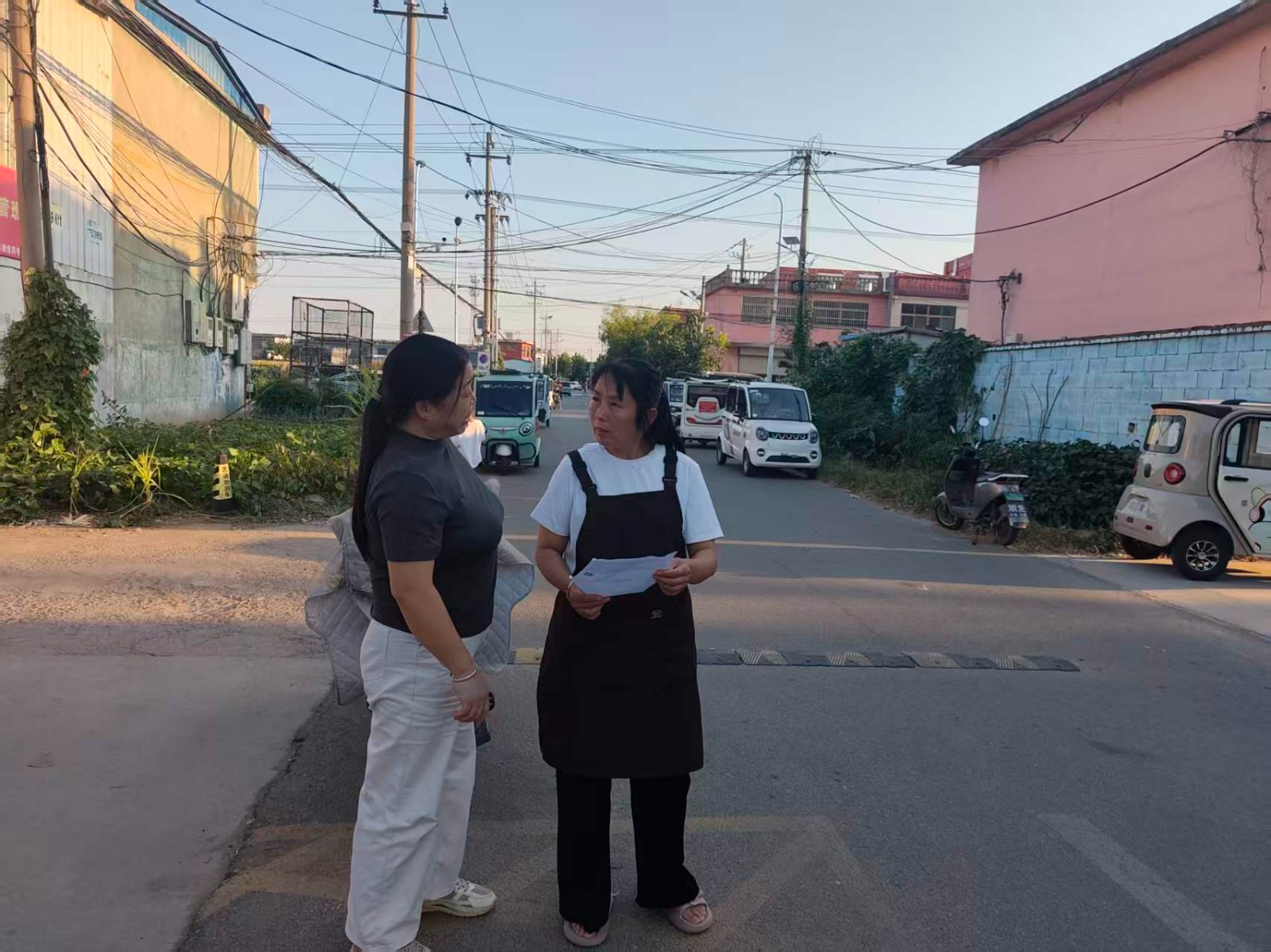 镇妇联为全镇低收入适龄妇女发放两癌赠险保单。