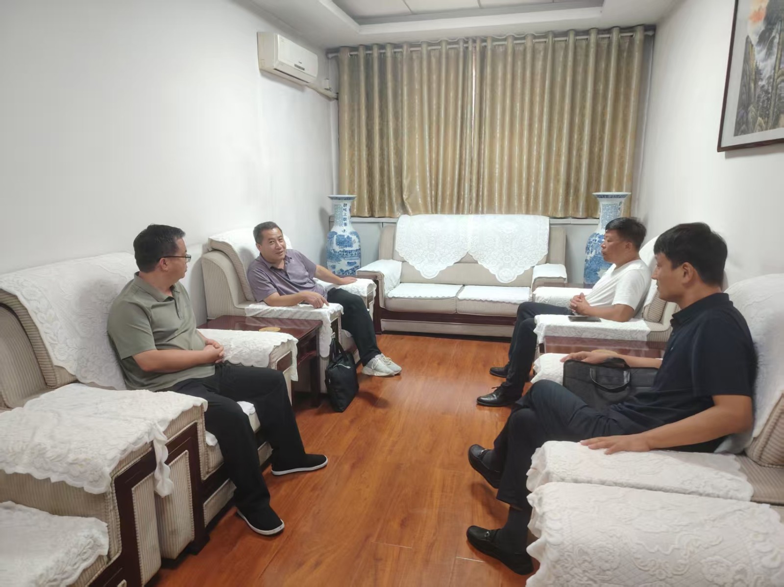 南水北调工程建设管理服务中心来镇调研现制现售饮用水集中整治专项行动工作开展情况,镇领导孙彦固、邓景文陪同。