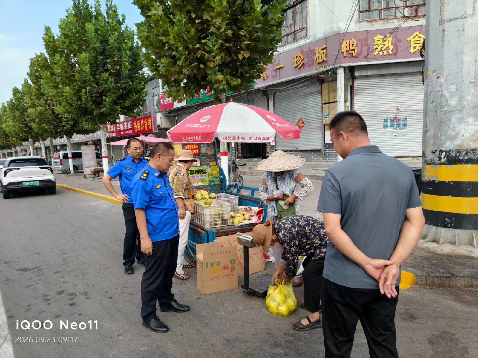 执法中队常态化整治镇容镇貌。