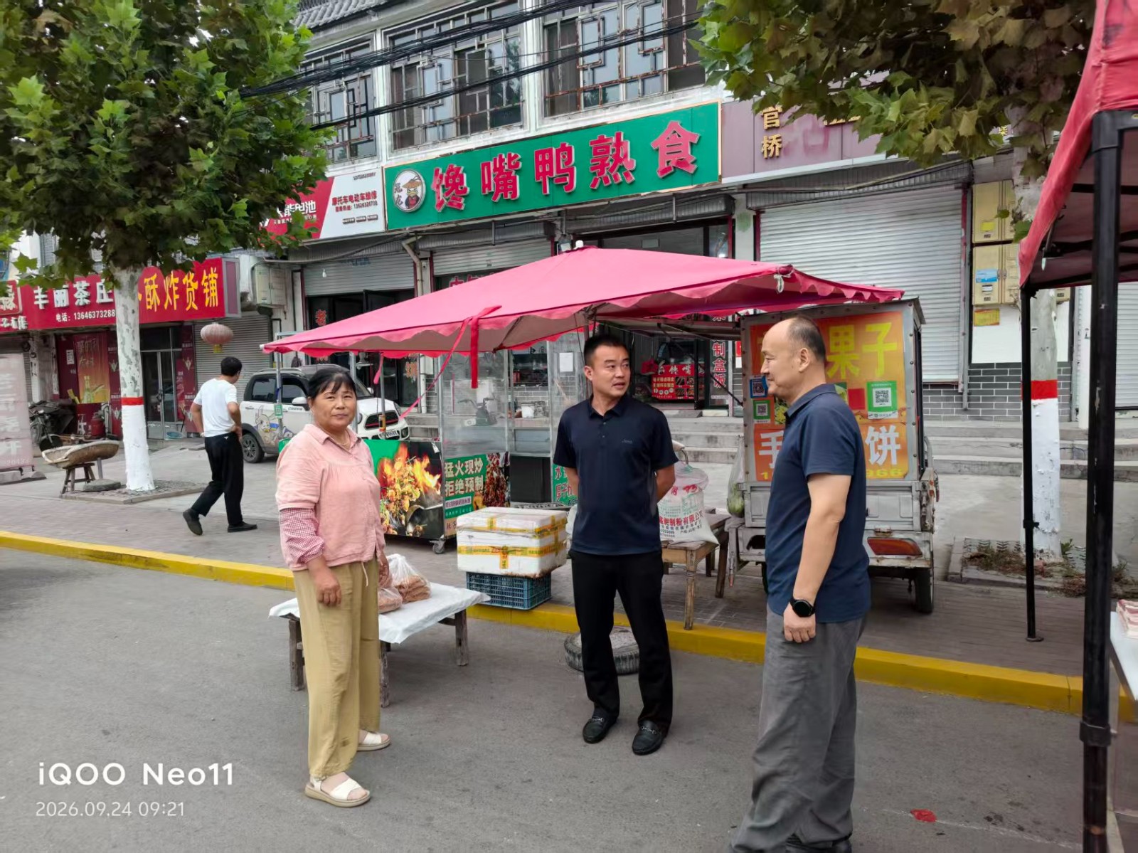 执法中队常态化整治镇容镇貌。