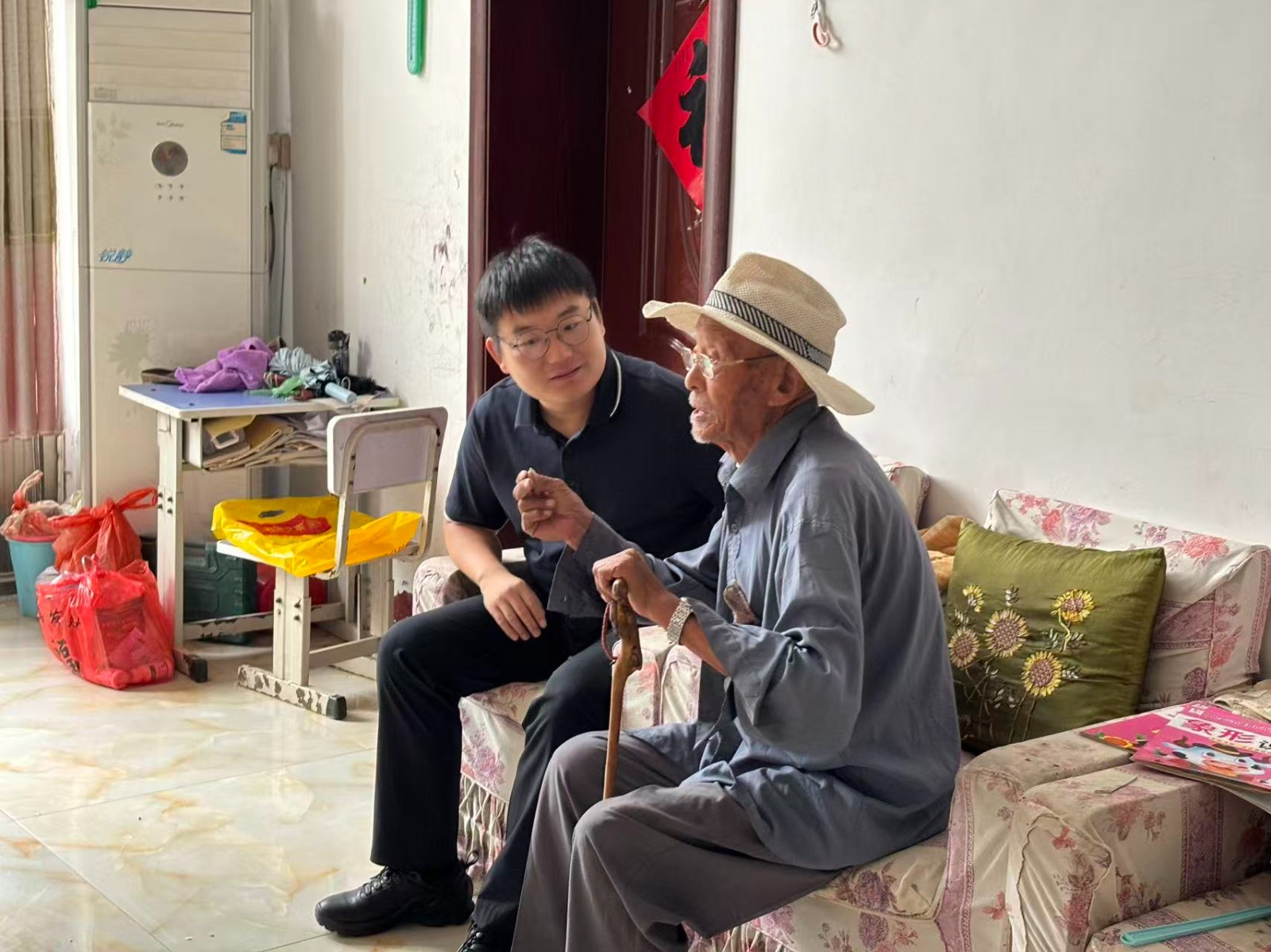 镇领导李铭镇走访慰问抗美援朝老战士。