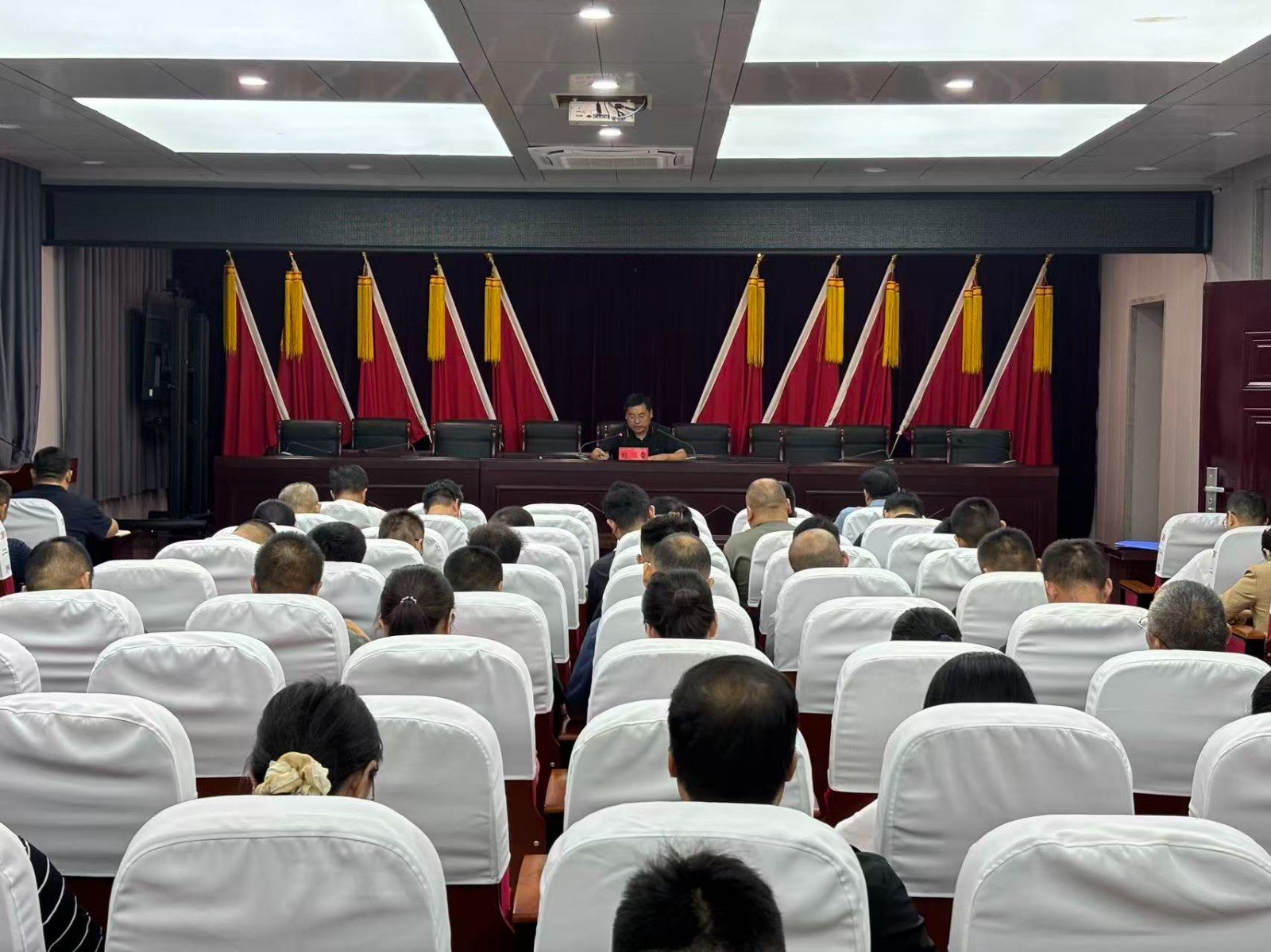在镇南二楼会议室召开工作例会。
