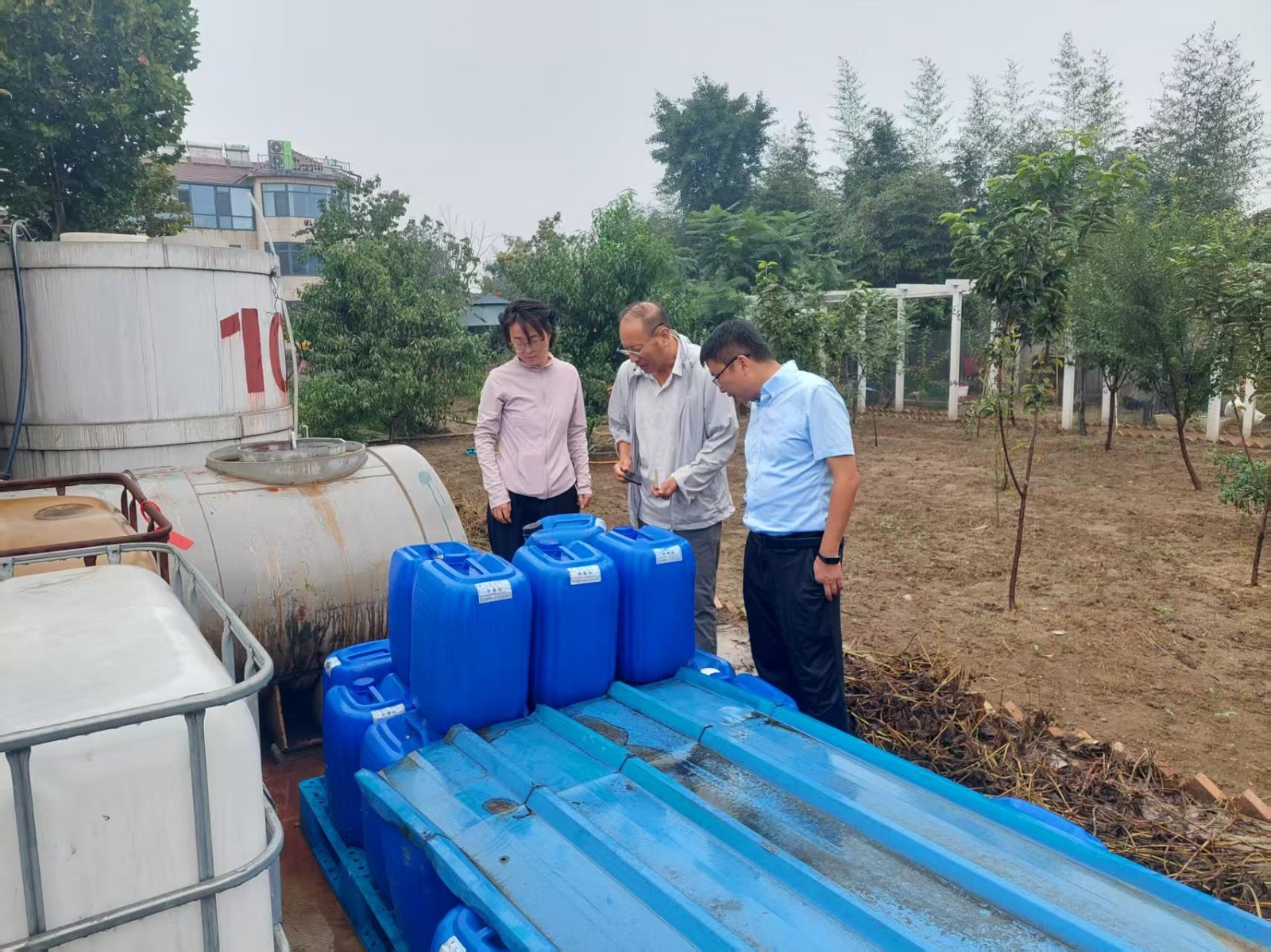 枣庄、滕州两级市应急局带领安全专家到辖区企业开展安全检查,镇领导李大民陪同。