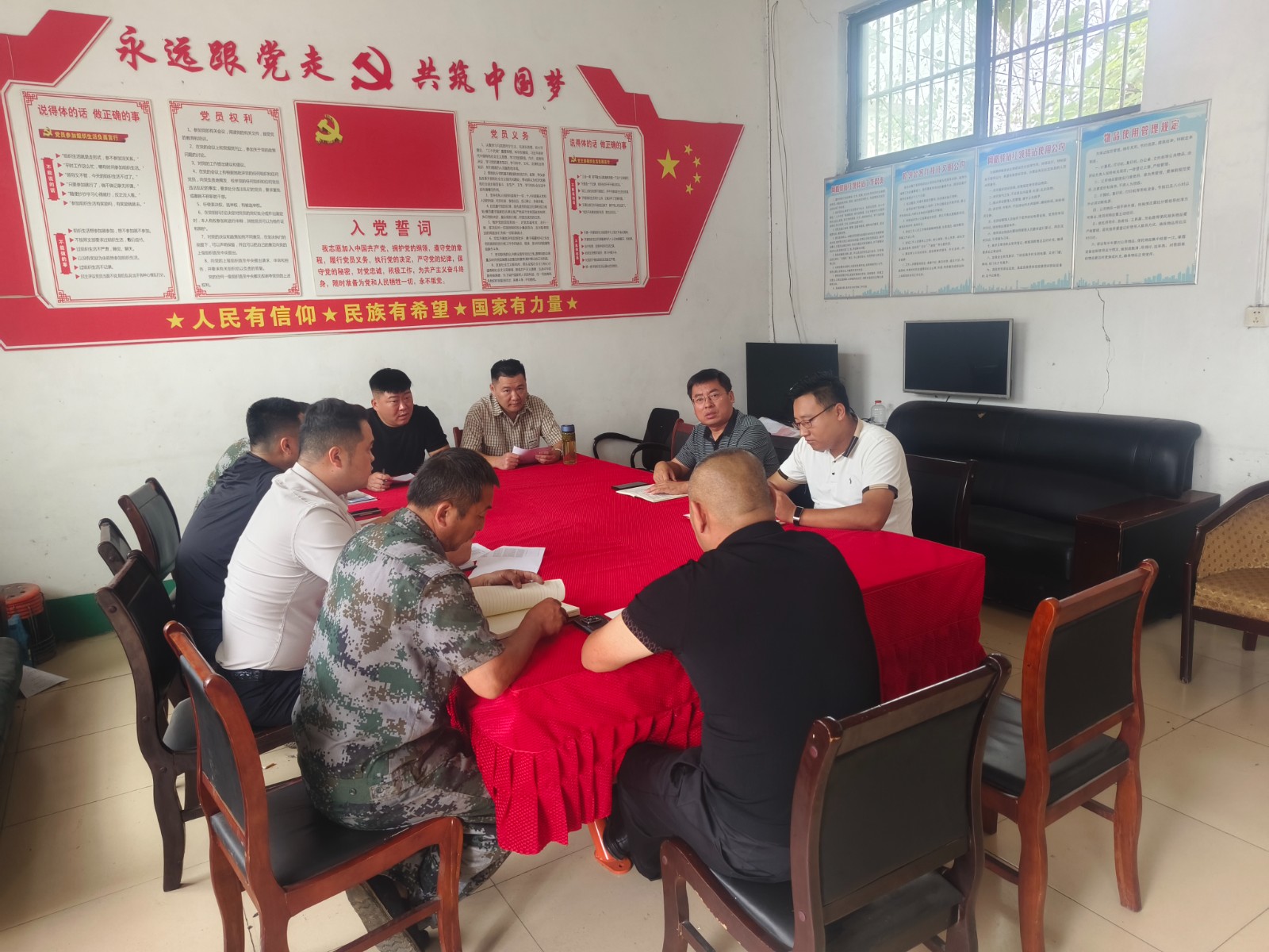 镇领导胡雷到大官村召开村干部会议，安排国庆假期期间三秋生产防火值班、道路秸秆清理等重点工作。