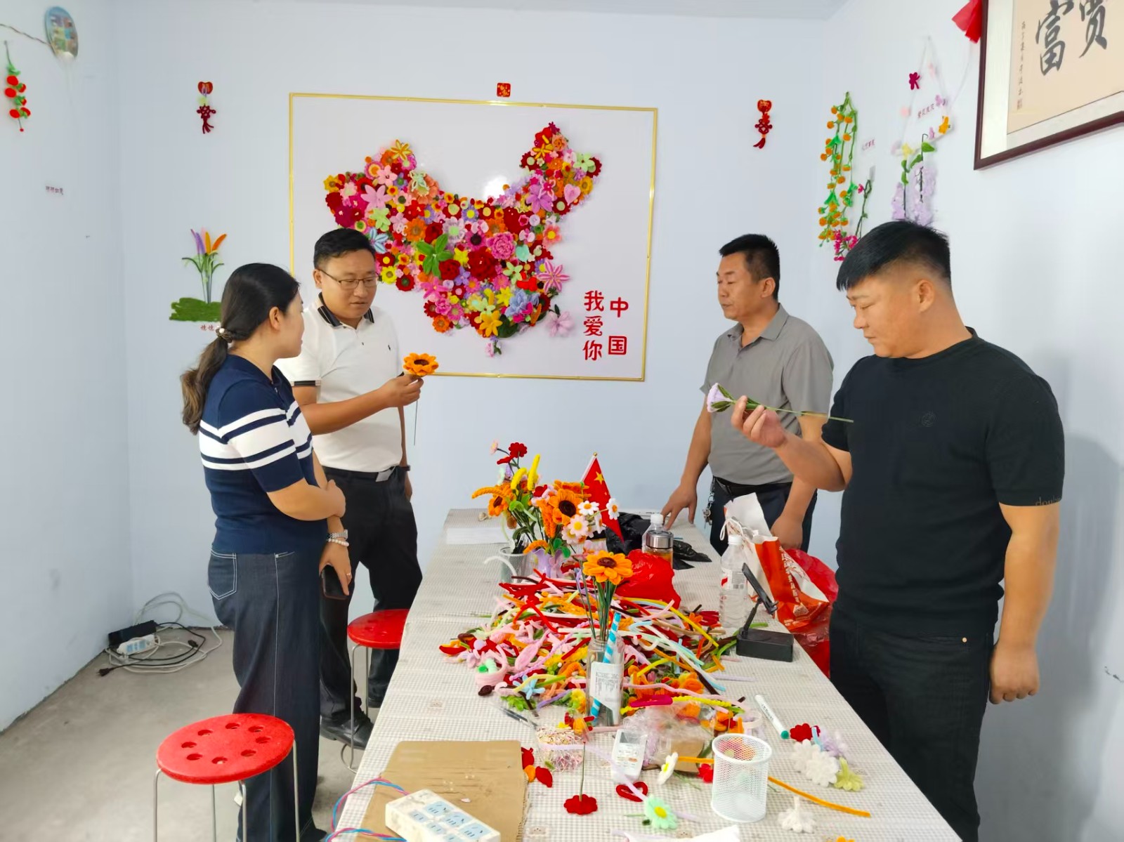 大官村到“富贾一方姊妹禾作”观摩学习。