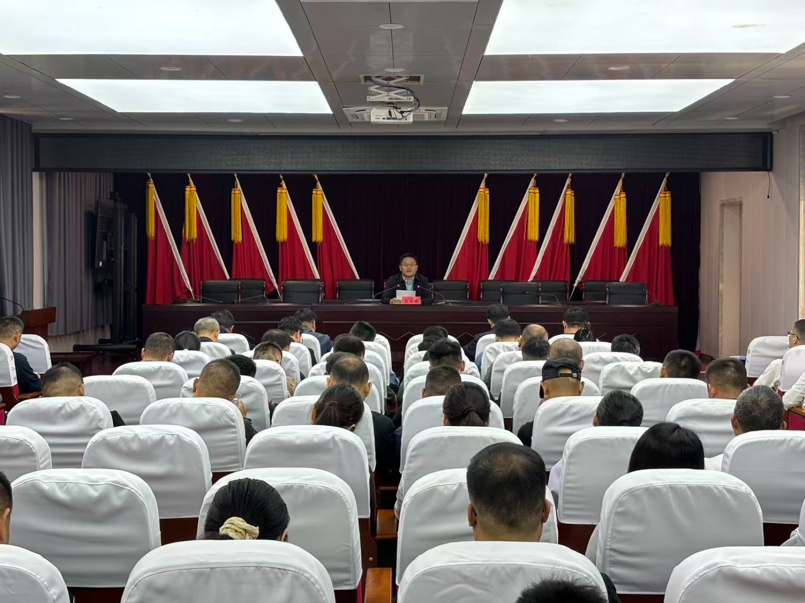 在镇南二楼会议室召开工作例会