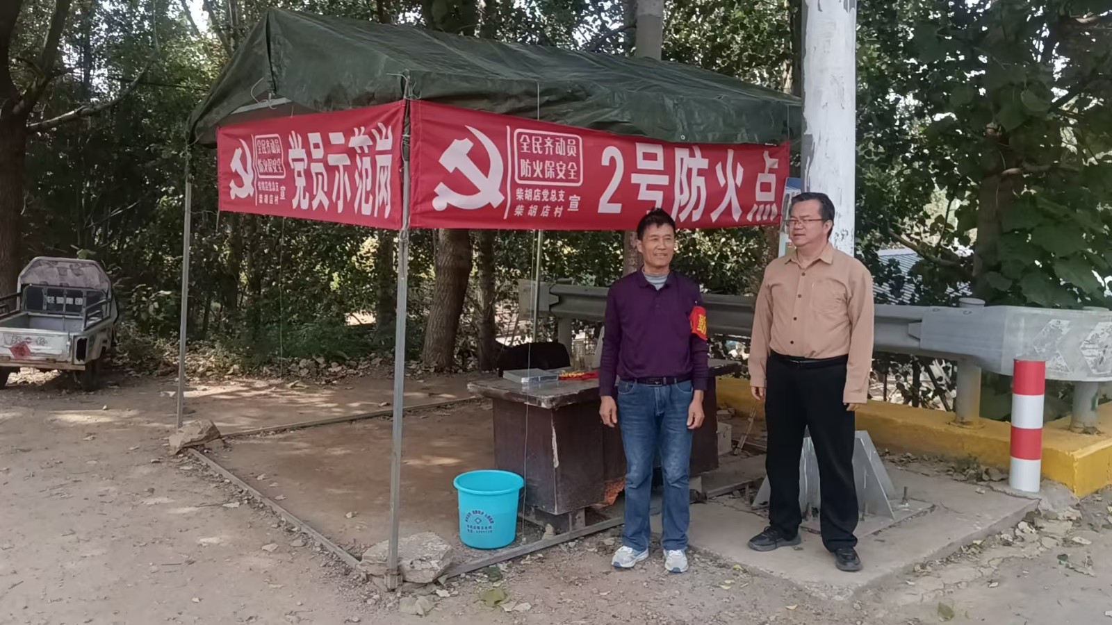 镇领导邓景文督导三秋生产工作。