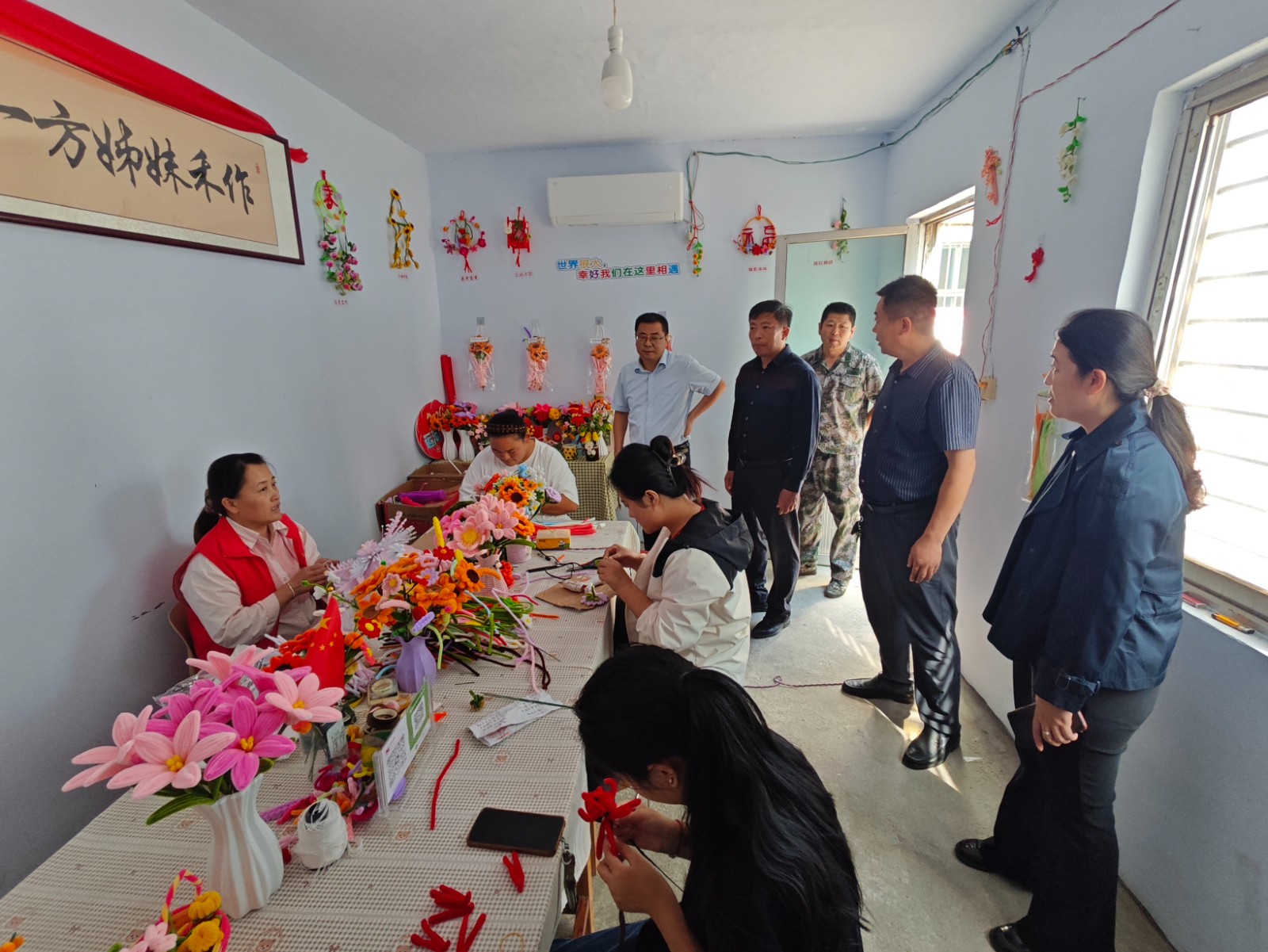 枣庄市农业农村局领导来贾楼村考察乡土文化能人专题项目，镇领导孙彦固陪同。