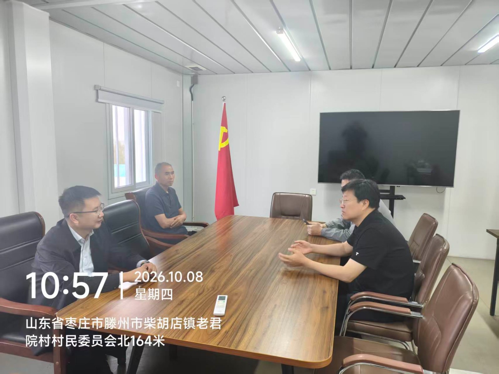 镇领导李大民带队到企业督导相关工作。