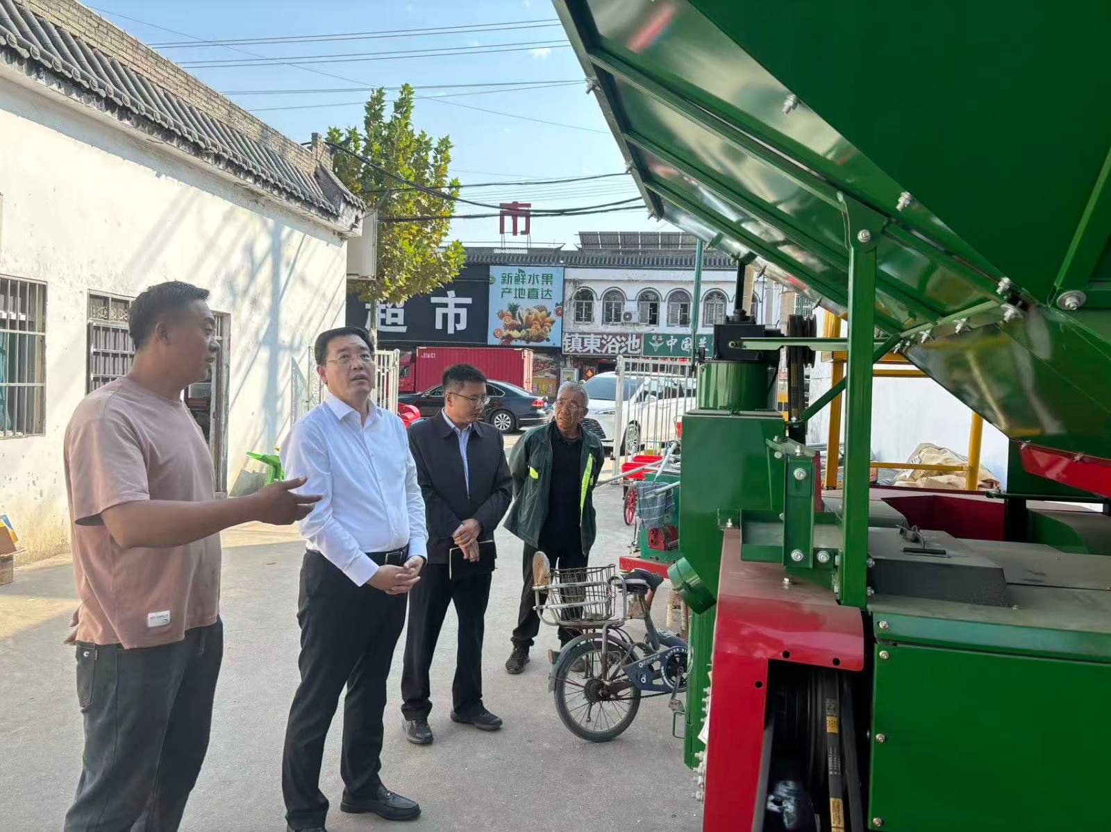 镇党委书记孔维刚到镇直企事业单位调研,镇领导李大民陪同。