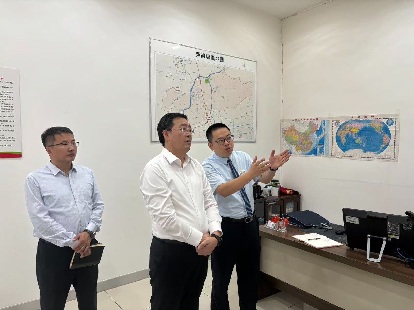 镇党委书记孔维刚到镇直企事业单位调研,镇领导李大民陪同。