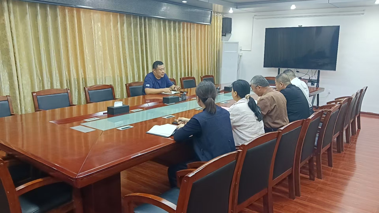 镇领导李刚召开分管部门会议。1