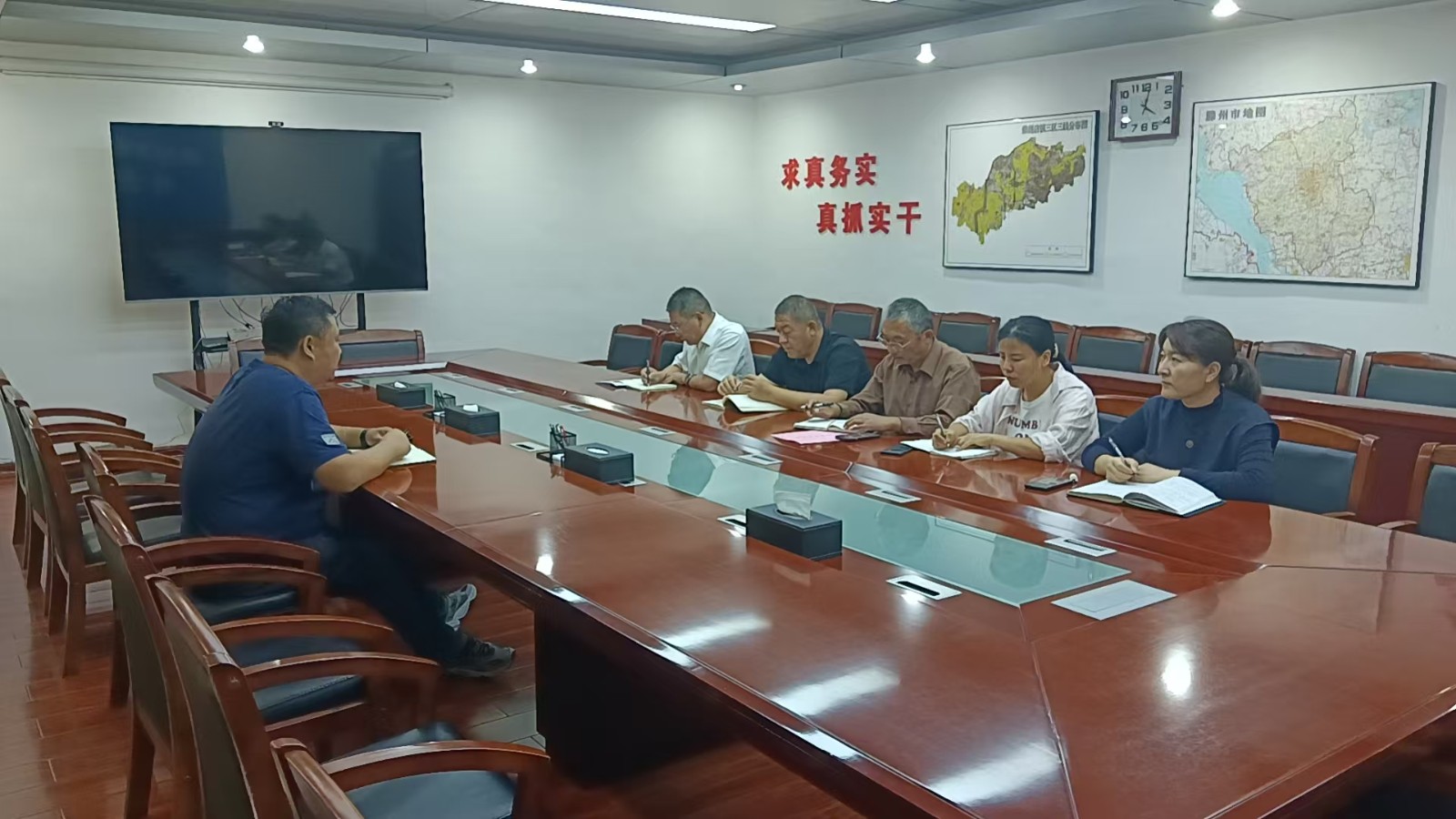 镇领导李刚召开分管部门会议。2