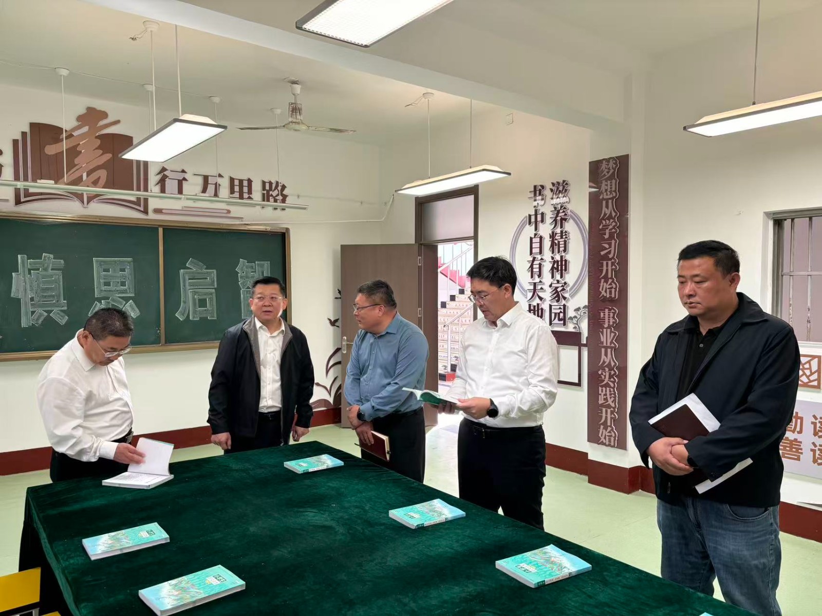 靖波检察长来镇中心小学调研，书记陪同，李刚主任、李大民主任参加活动