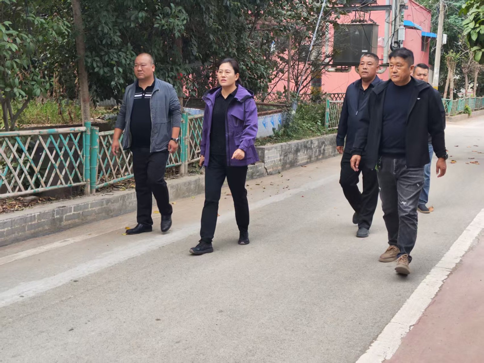 枣庄督导组到我镇督导三秋生产和秸秆禁烧工作，镇领导吕士曦、孙彦固陪同。