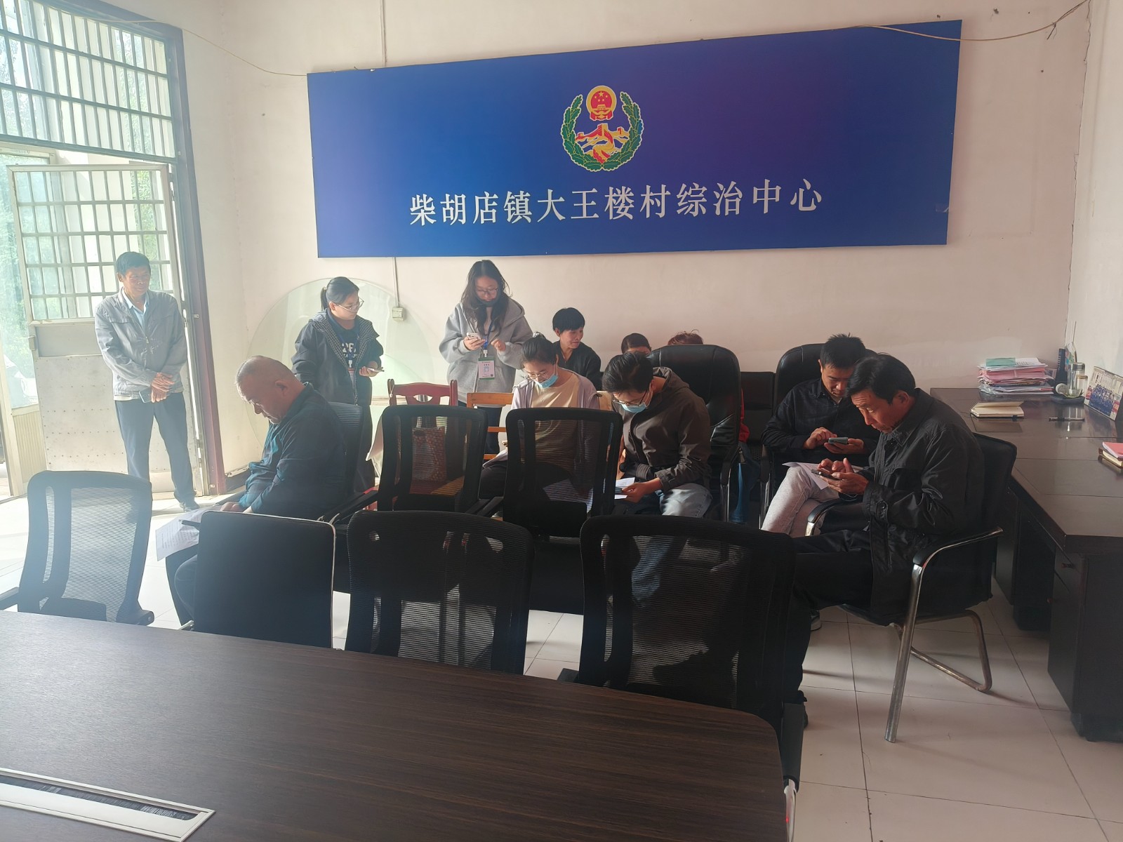 统计岗到坦山村组织普查员业务培训。