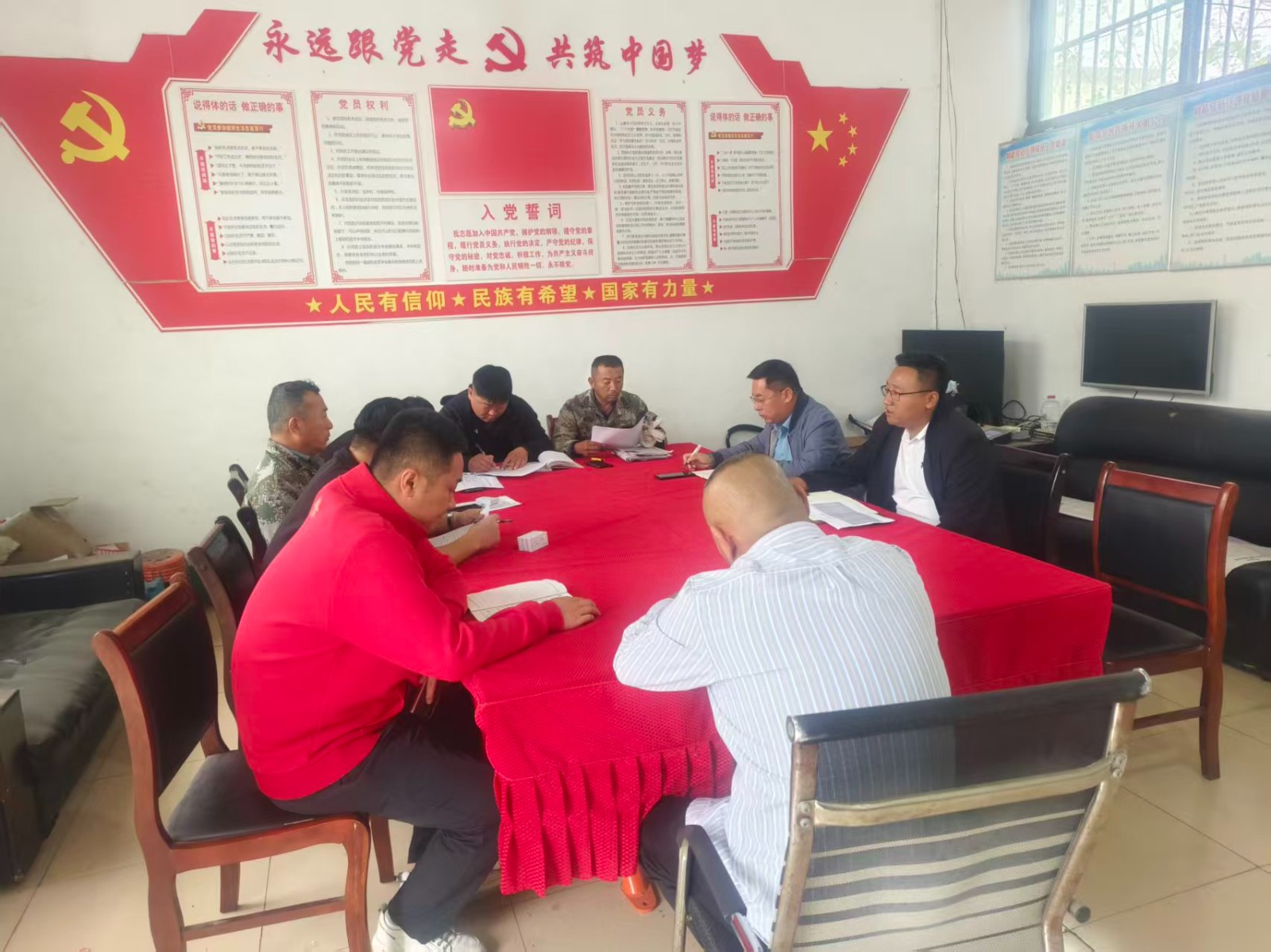 镇领导胡雷到大官村召开村干部会议，安排近期重点工作。
