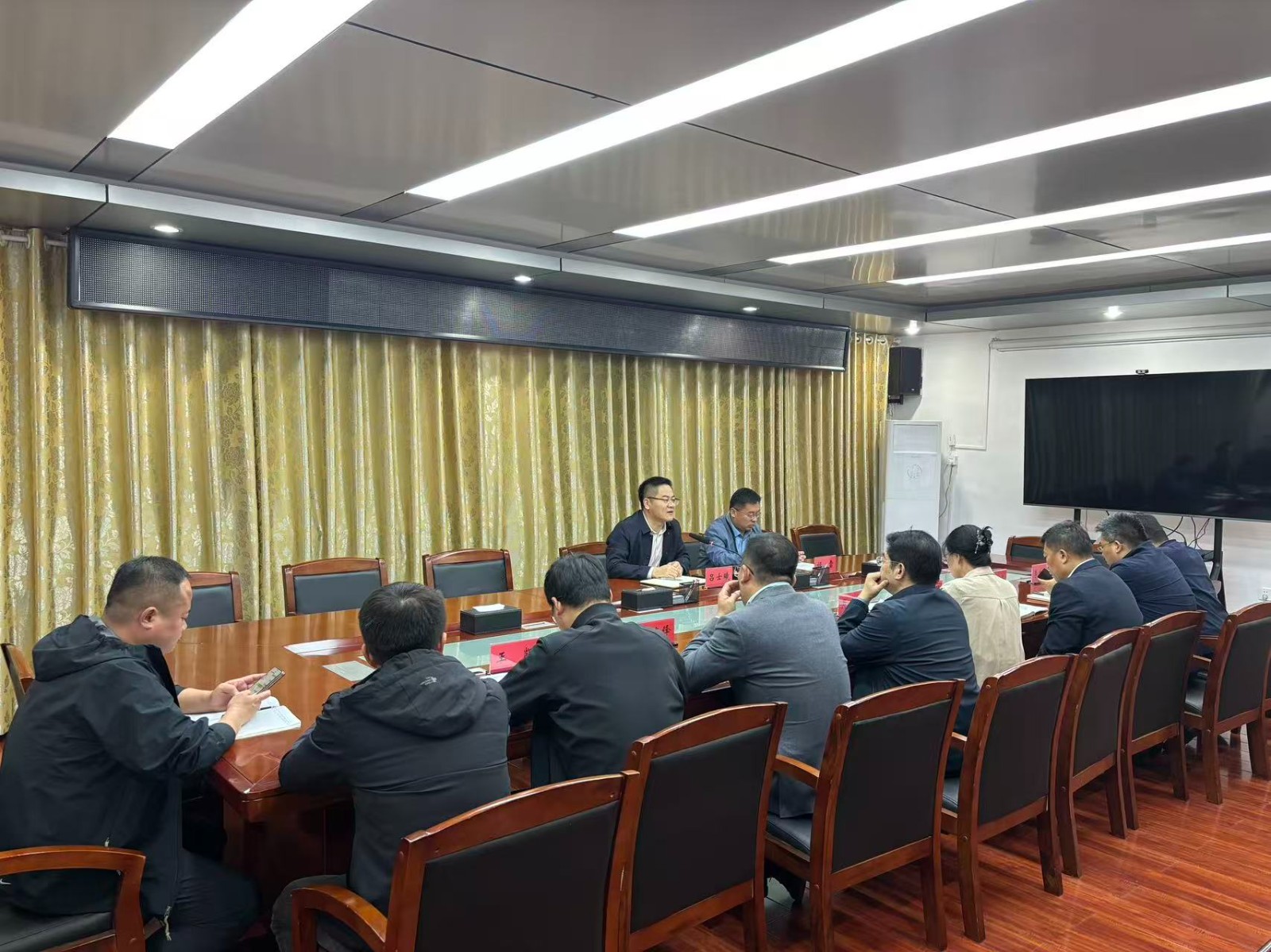 在镇北二楼会议室主持召开有关工作会议。