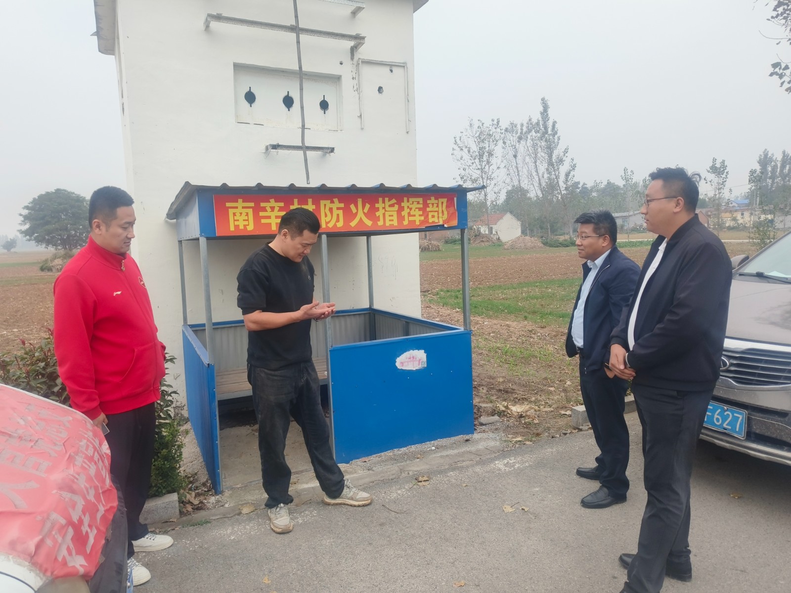 镇领导马运喜督导南辛村大气污染防治工作。