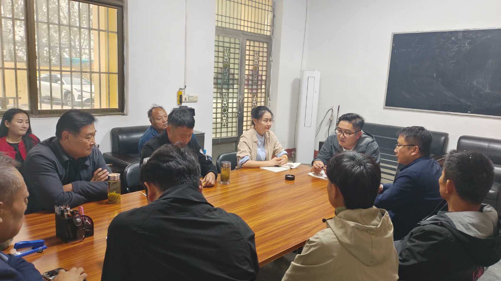 镇领导吴莹、李大民到刘村召开村干部会议，安排重点工作。