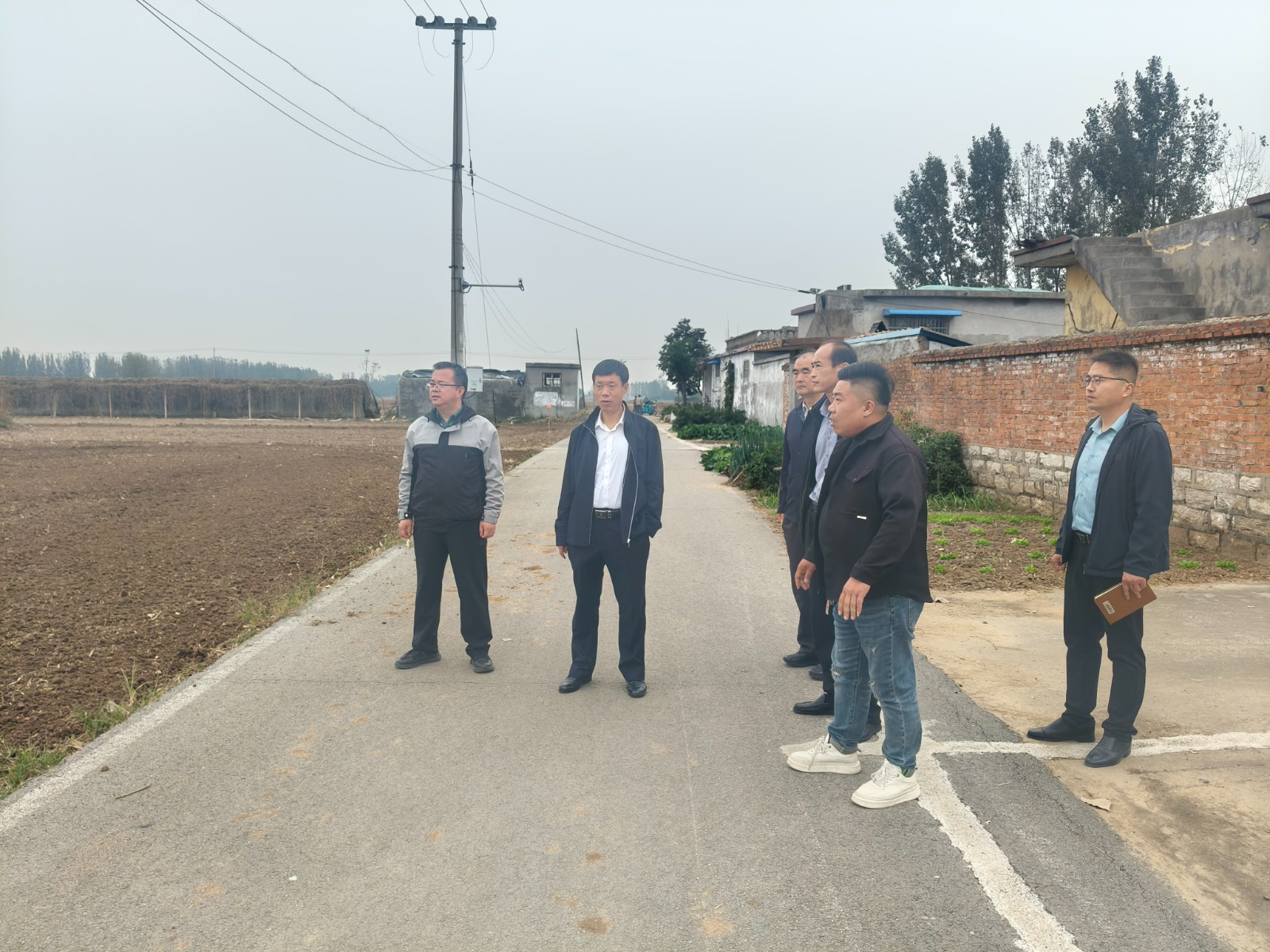 镇领导邓荣迎、邓景文、刘明波到坦山村召开重点工作会议，现场督导人居环境整治工作。2