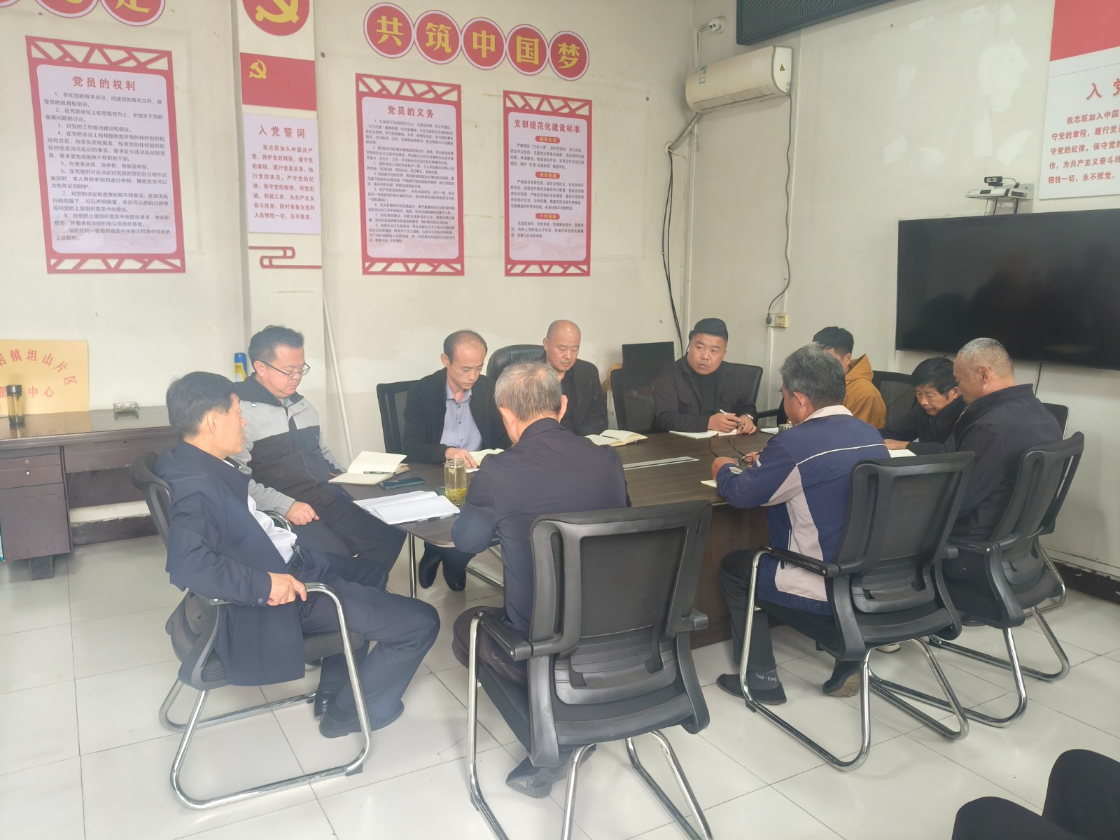 镇领导邓荣迎、邓景文、刘明波到坦山村召开重点工作会议，现场督导人居环境整治工作。
