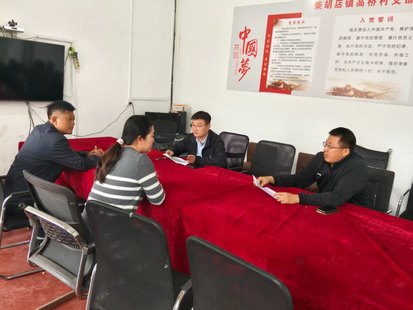 镇领导刘斌、李铭镇、李刚到薛阳各村与支部书记座谈，安排近期重点工作。