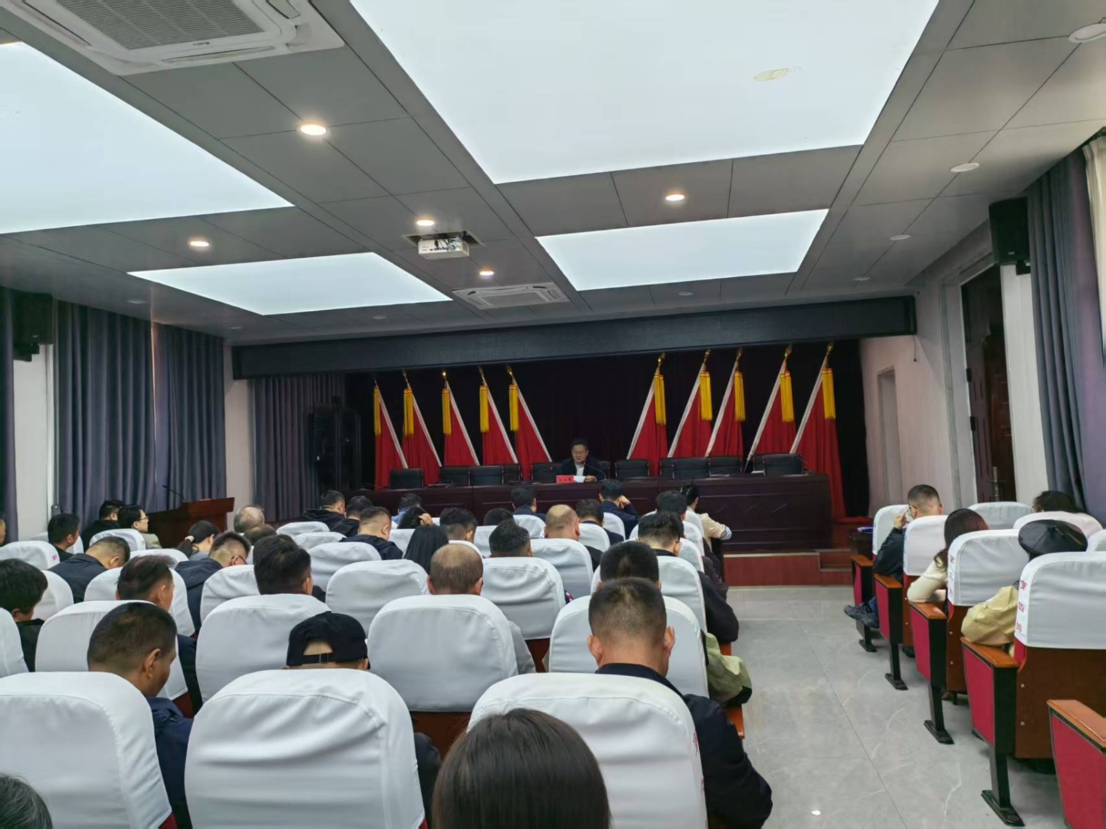 在镇南二楼会议室召开点名例会。