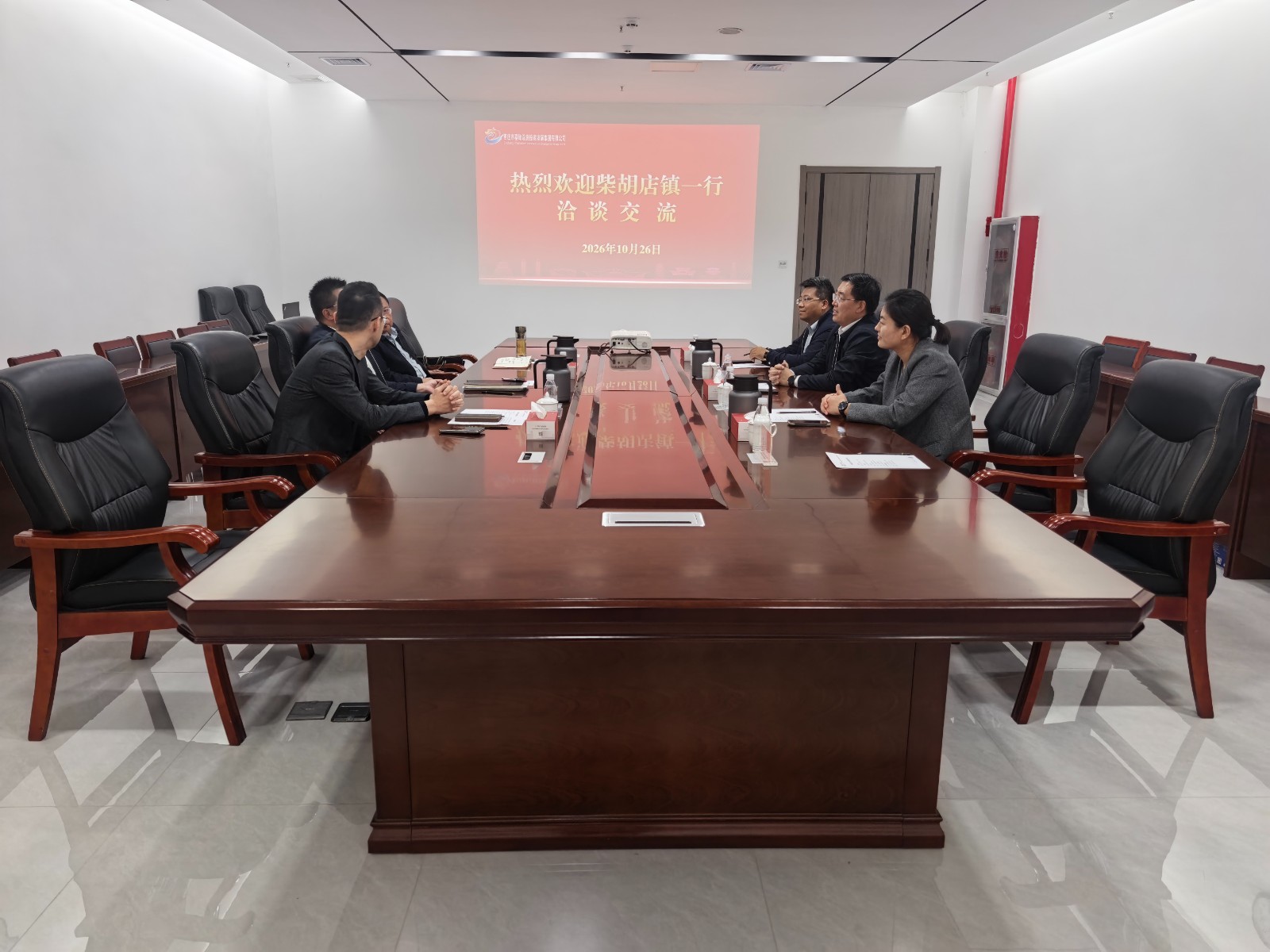 党委书记孔维刚，党委副书记、镇长方梅带队到枣发集团洽谈交流工作。镇领导马运喜陪同参加。