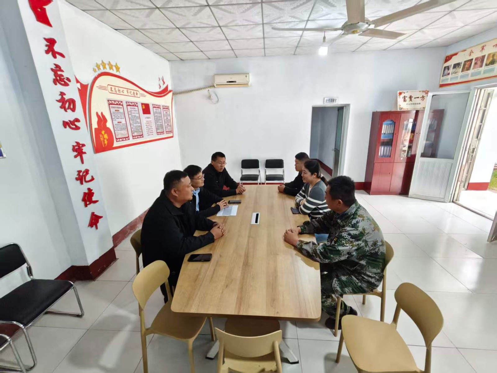 镇领导刘斌、李铭镇、李刚到薛阳各村与支部书记座谈，安排近期重点工作。2